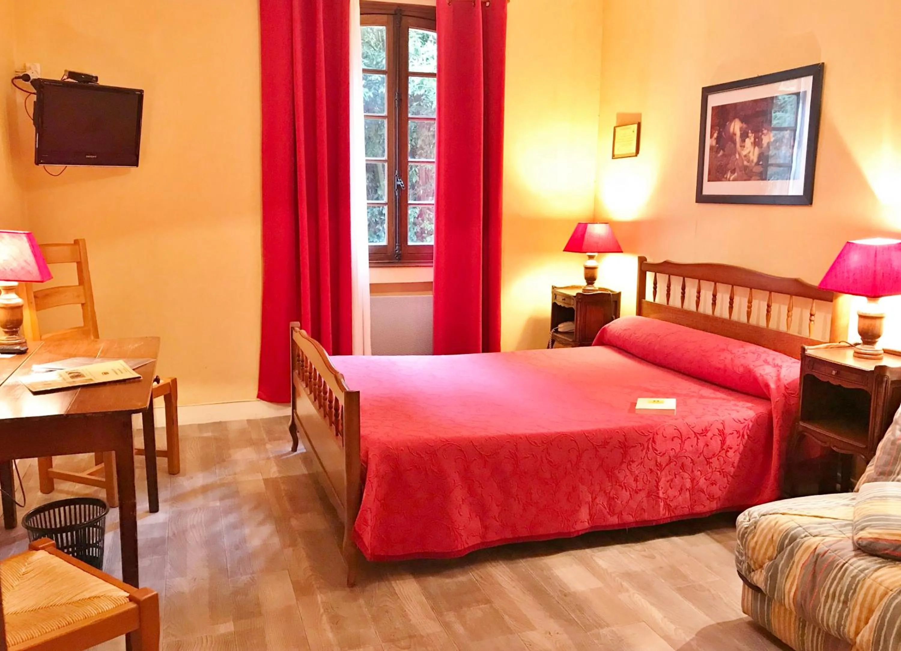 Photo of the whole room in Manoir Henri IV