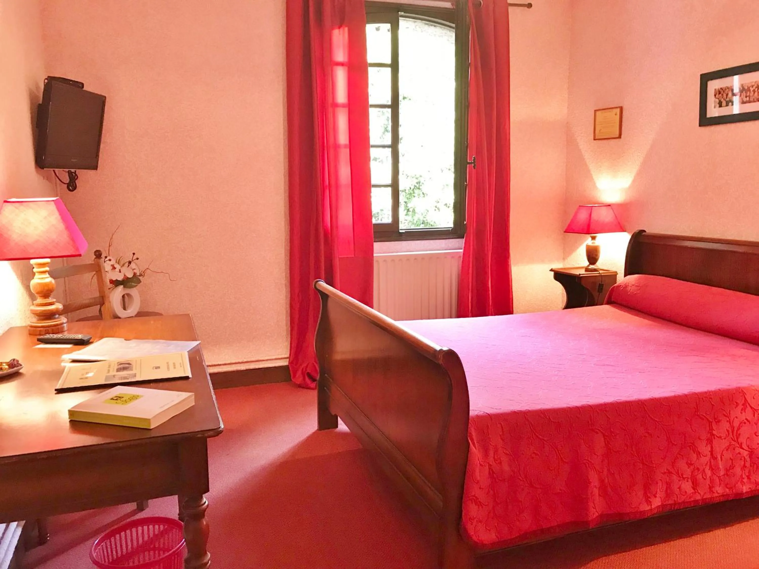 Photo of the whole room, TV/Entertainment Center in Manoir Henri IV