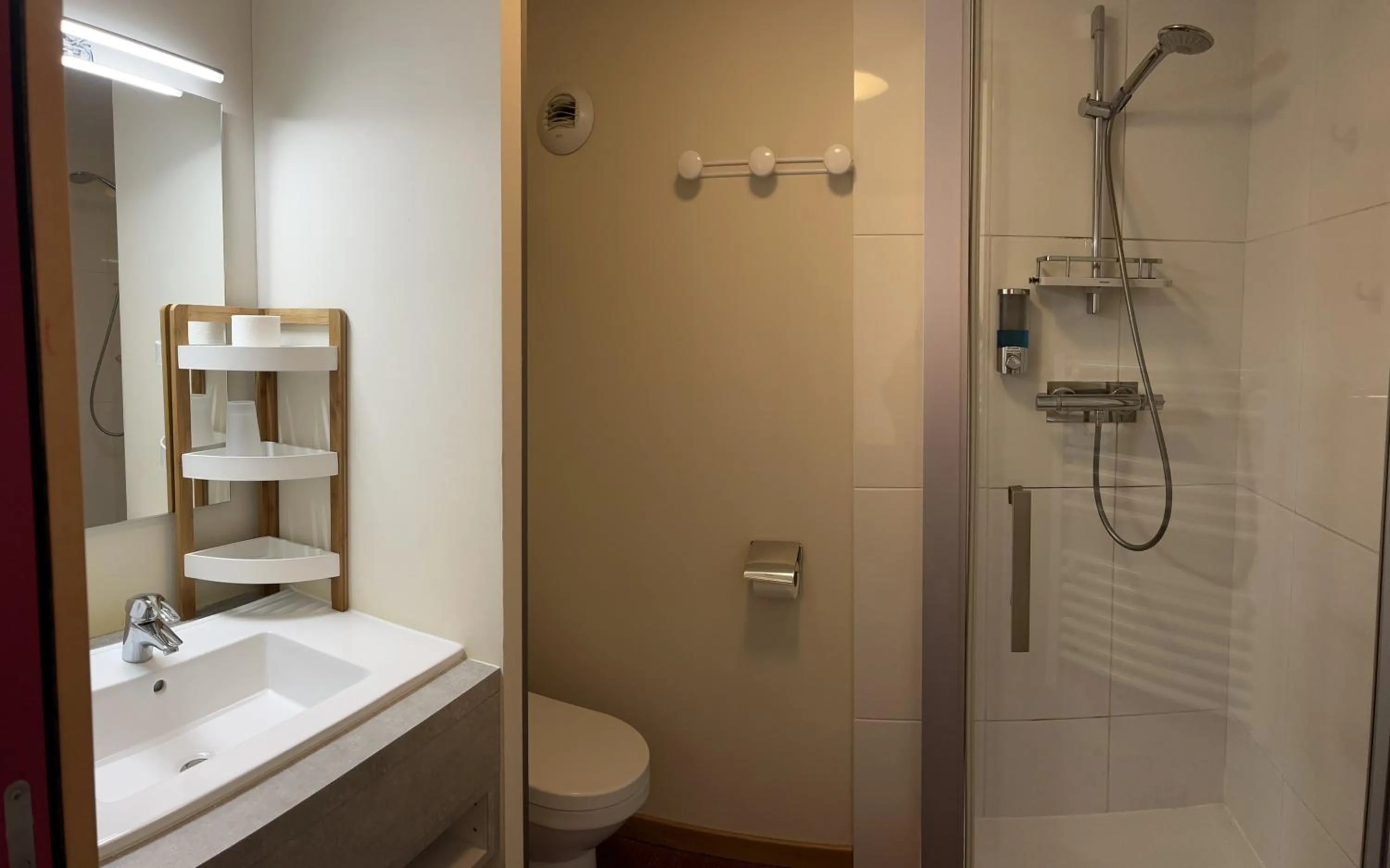 Bathroom in Logis Hôtel des Messageries