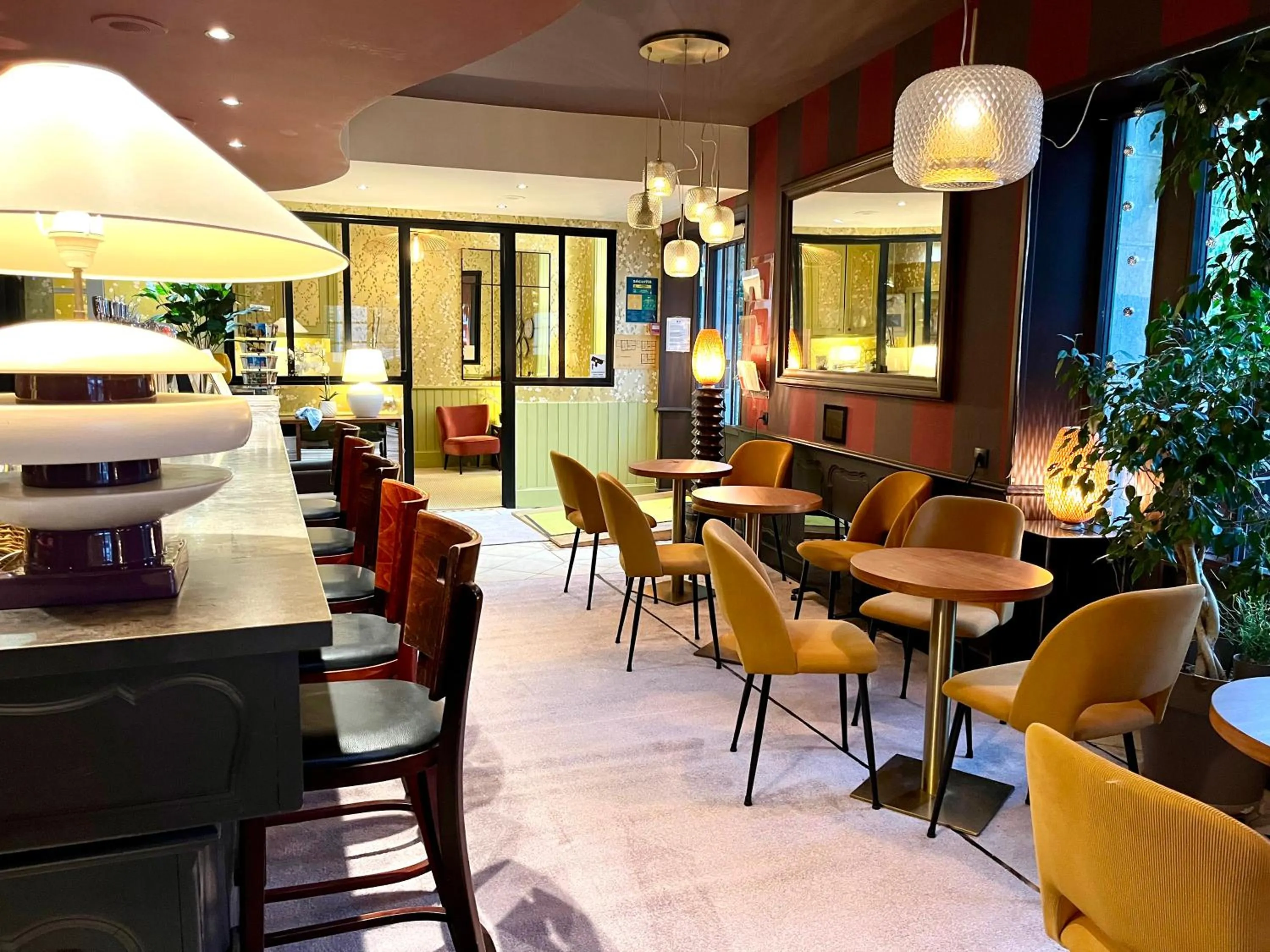 Lounge or bar in Logis Hôtel des Messageries