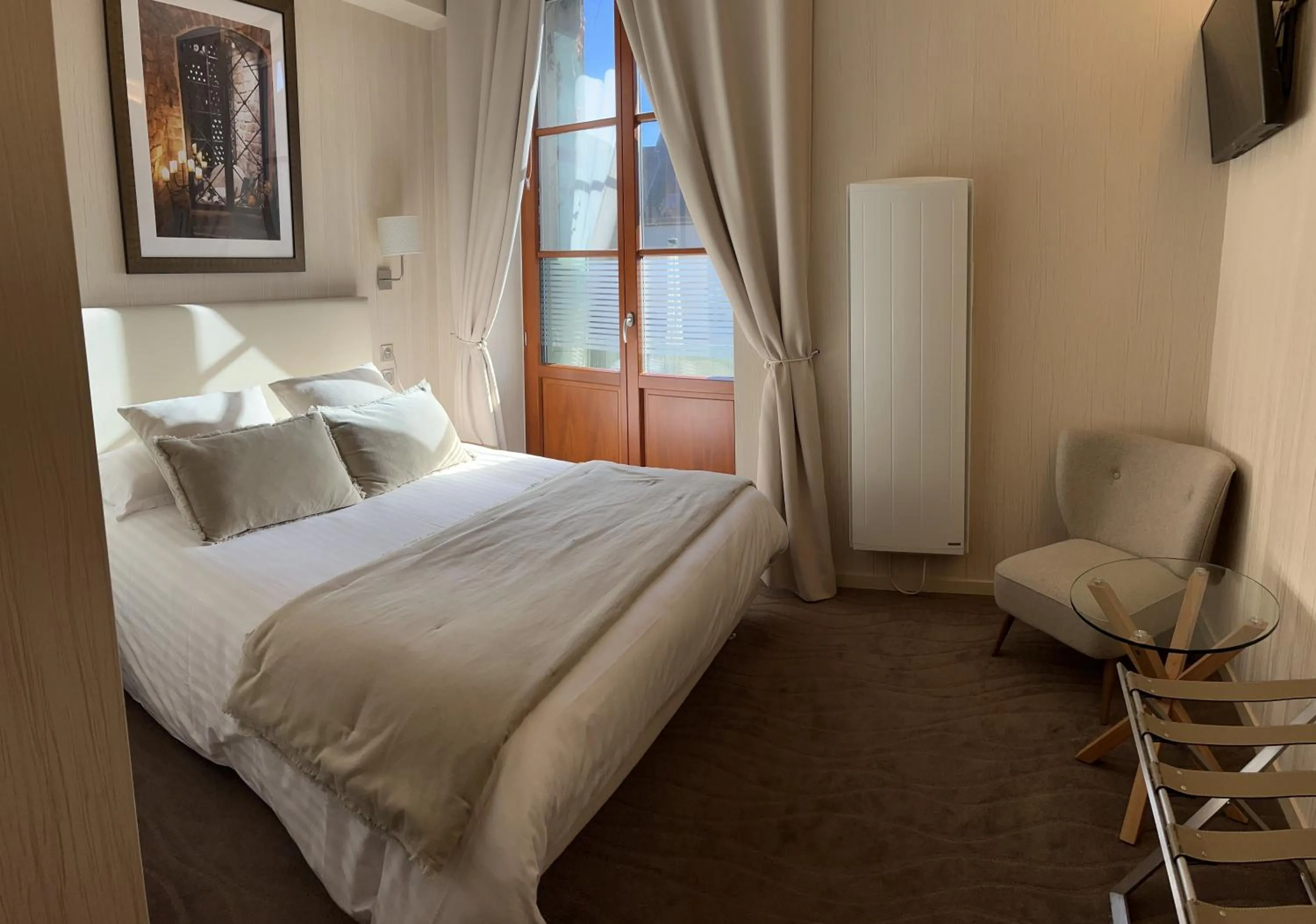 Bedroom, Bed in Logis Hôtel des Messageries