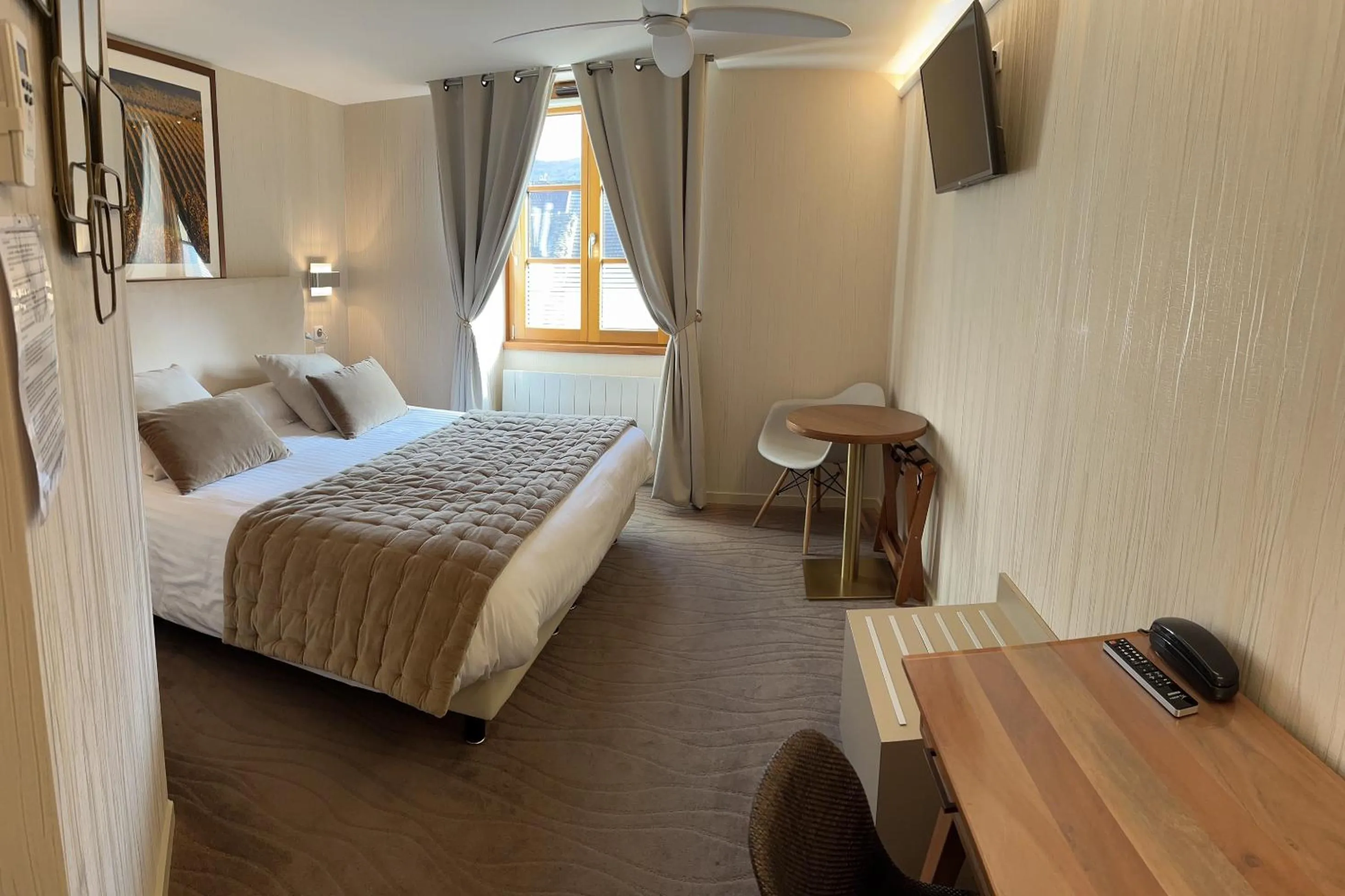 Bedroom, Bed in Logis Hôtel des Messageries