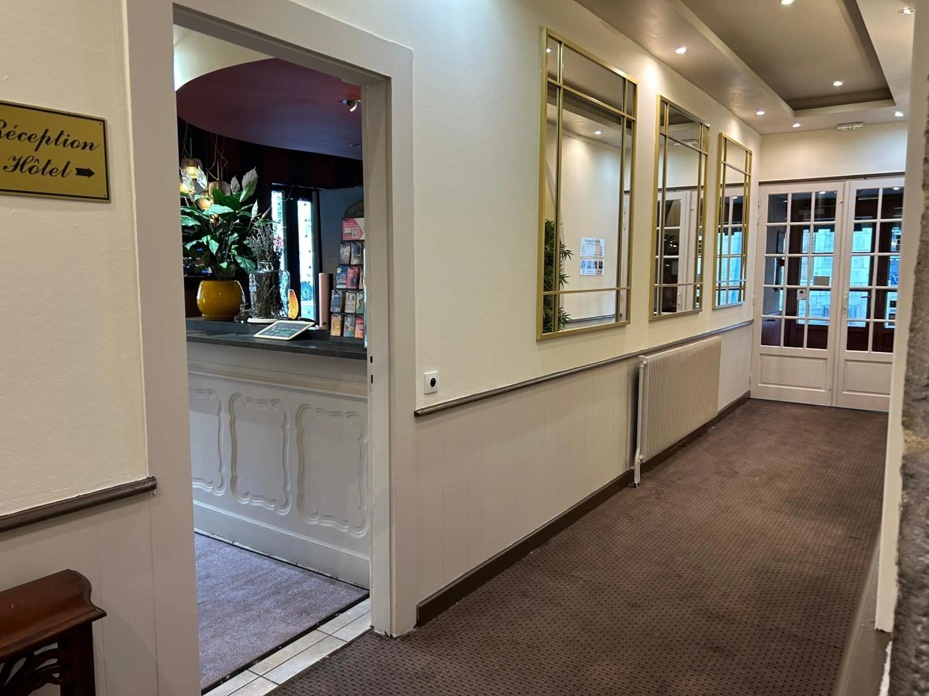 Lobby or reception in Logis Hôtel des Messageries