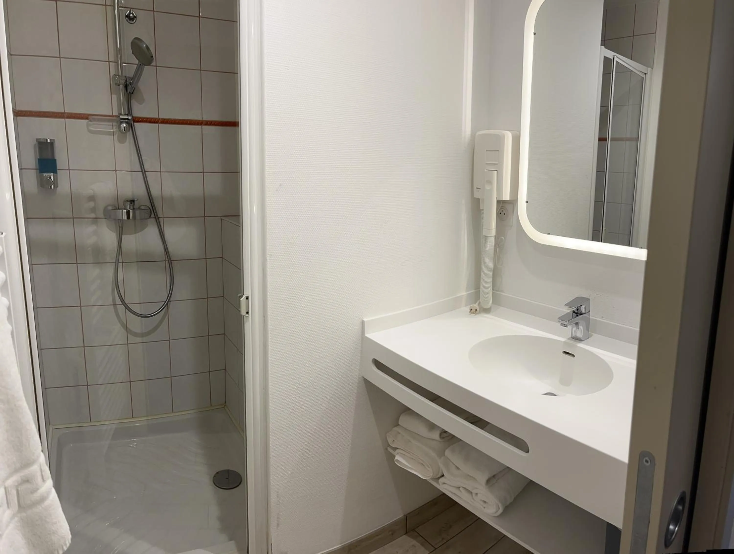 Bathroom in Logis Hôtel des Messageries