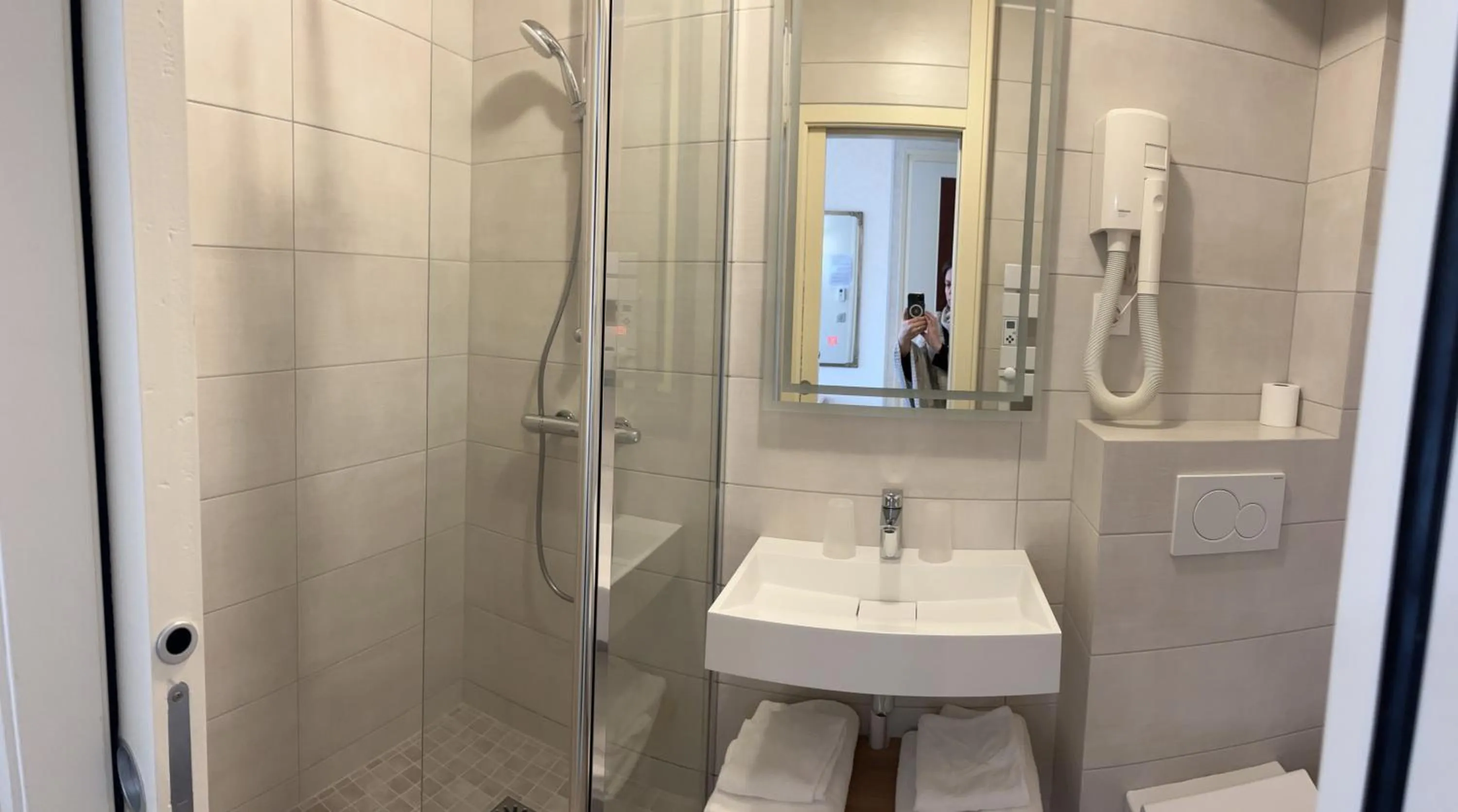 Bathroom in Logis Hôtel des Messageries