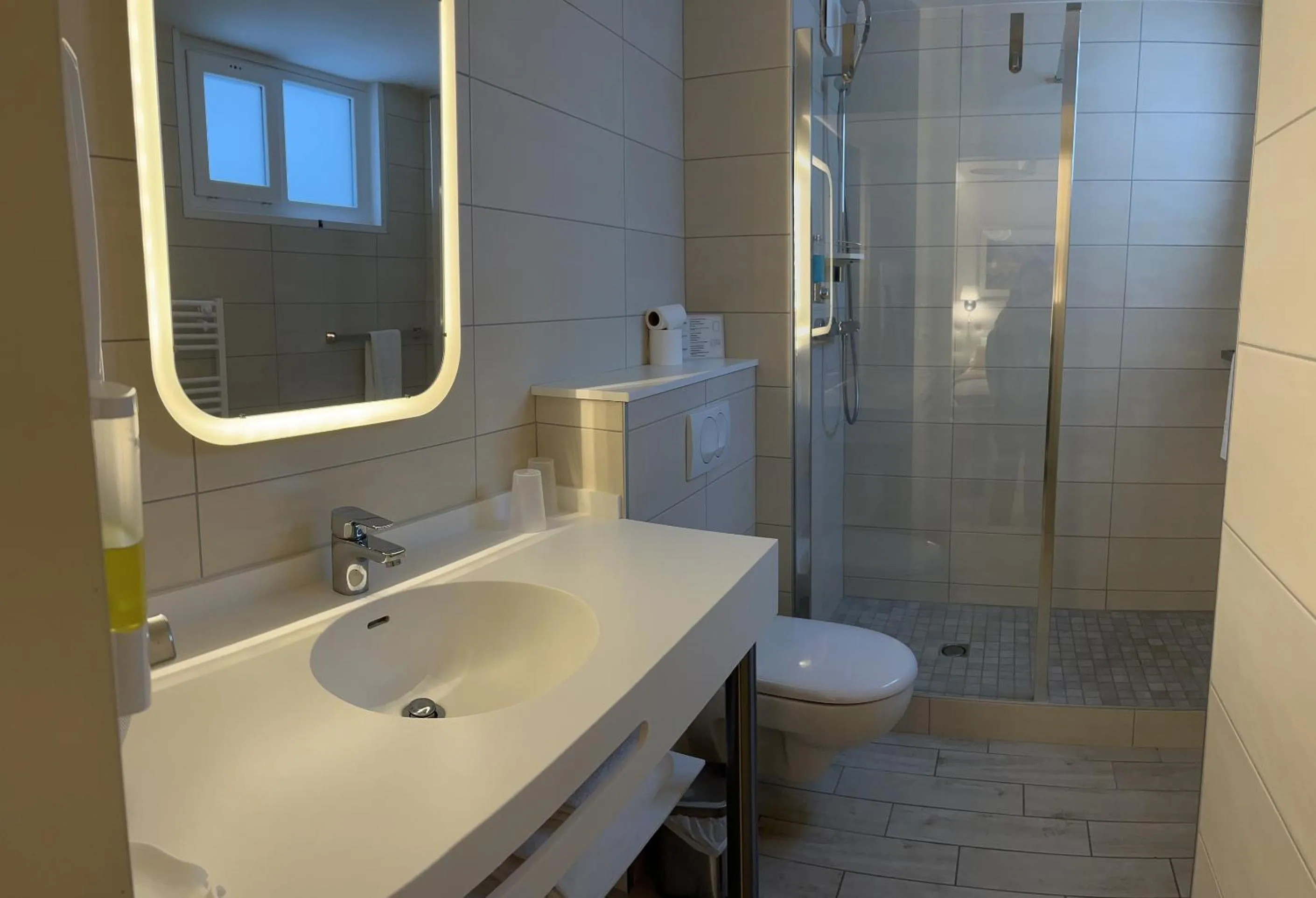 Bathroom in Logis Hôtel des Messageries