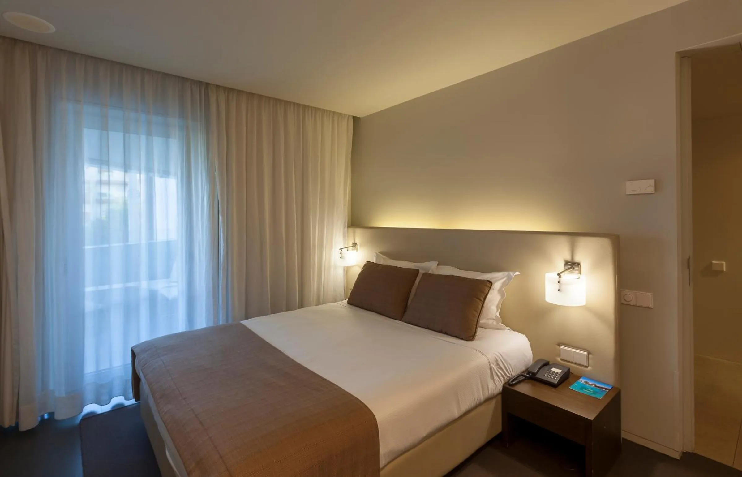 Bed in Aqualuz Troia Rio by The Editory