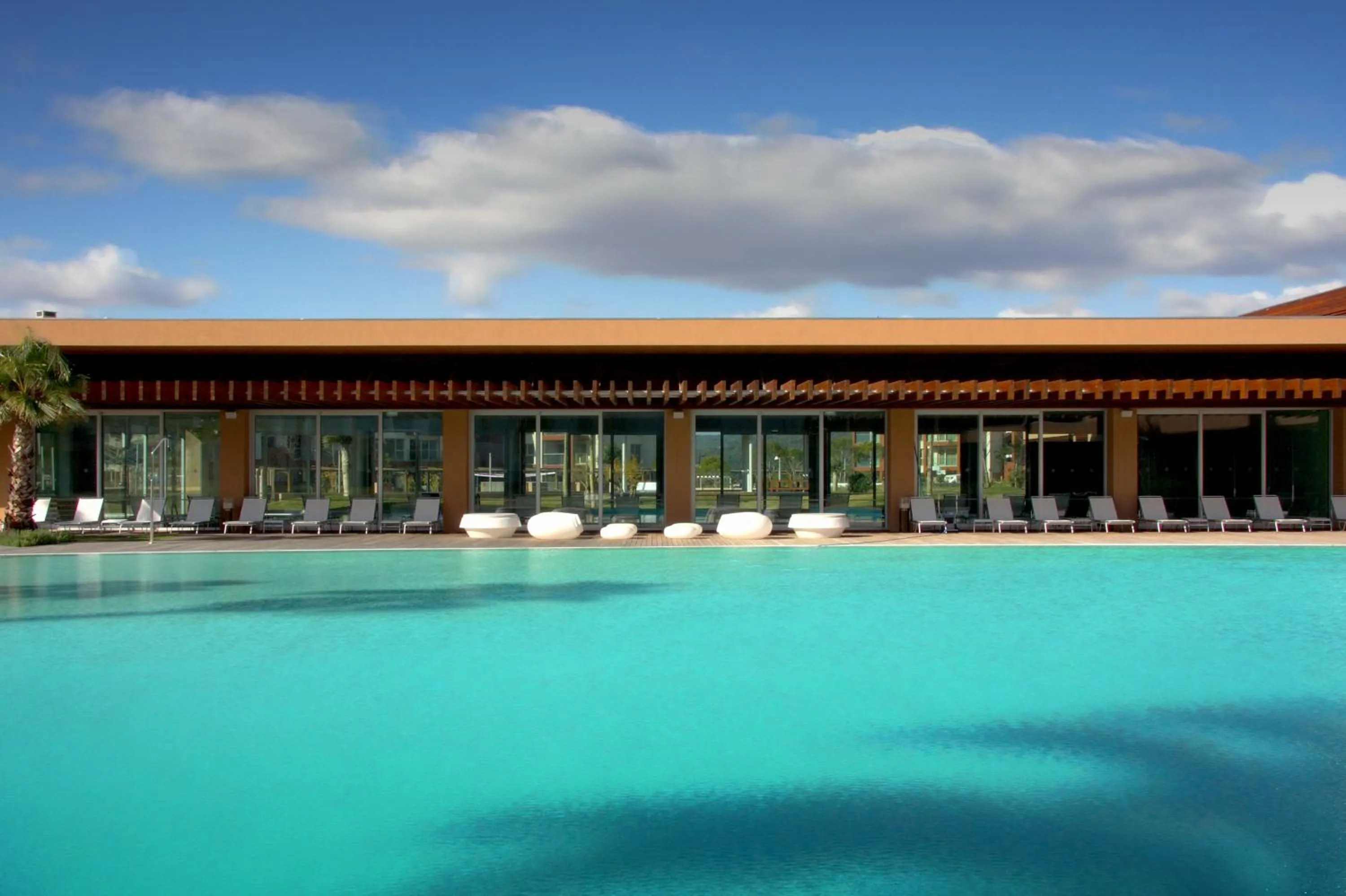 Swimming pool in Aqualuz Troia Rio by The Editory