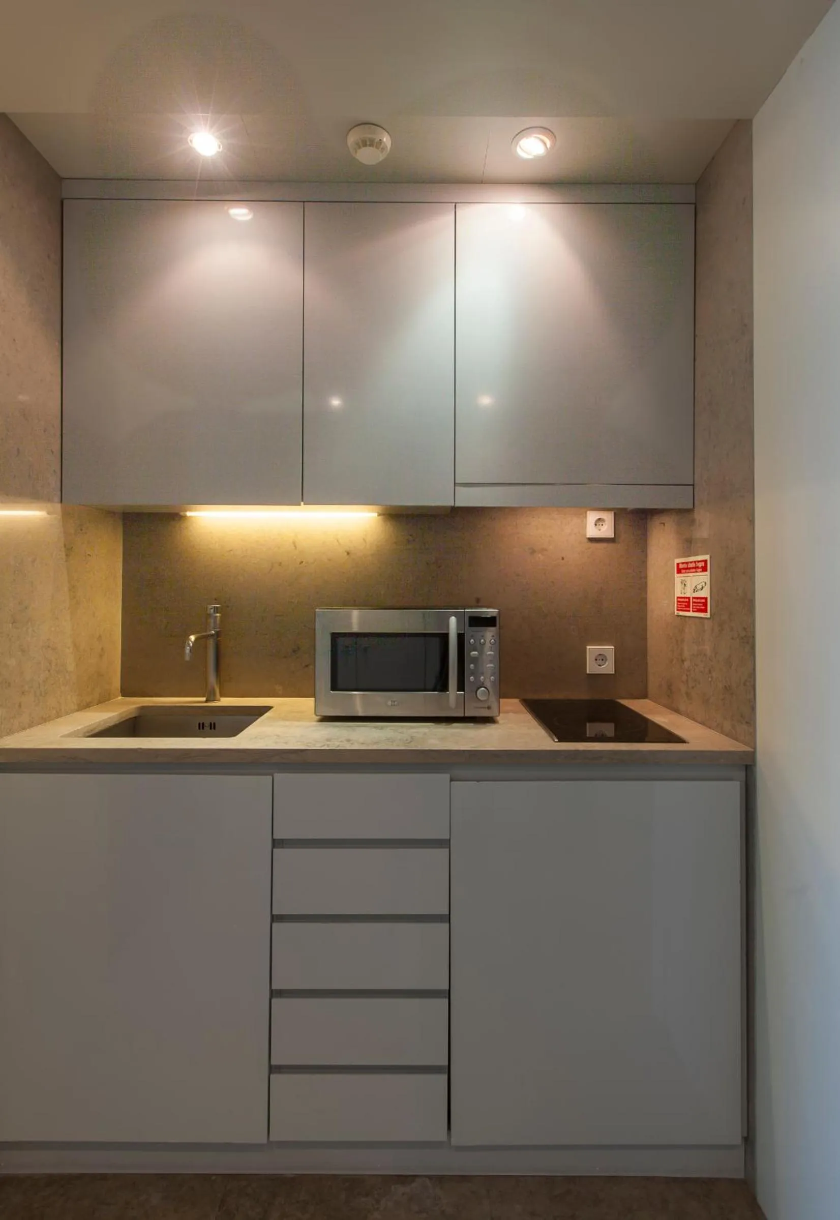Kitchen or kitchenette in Aqualuz Troia Rio by The Editory