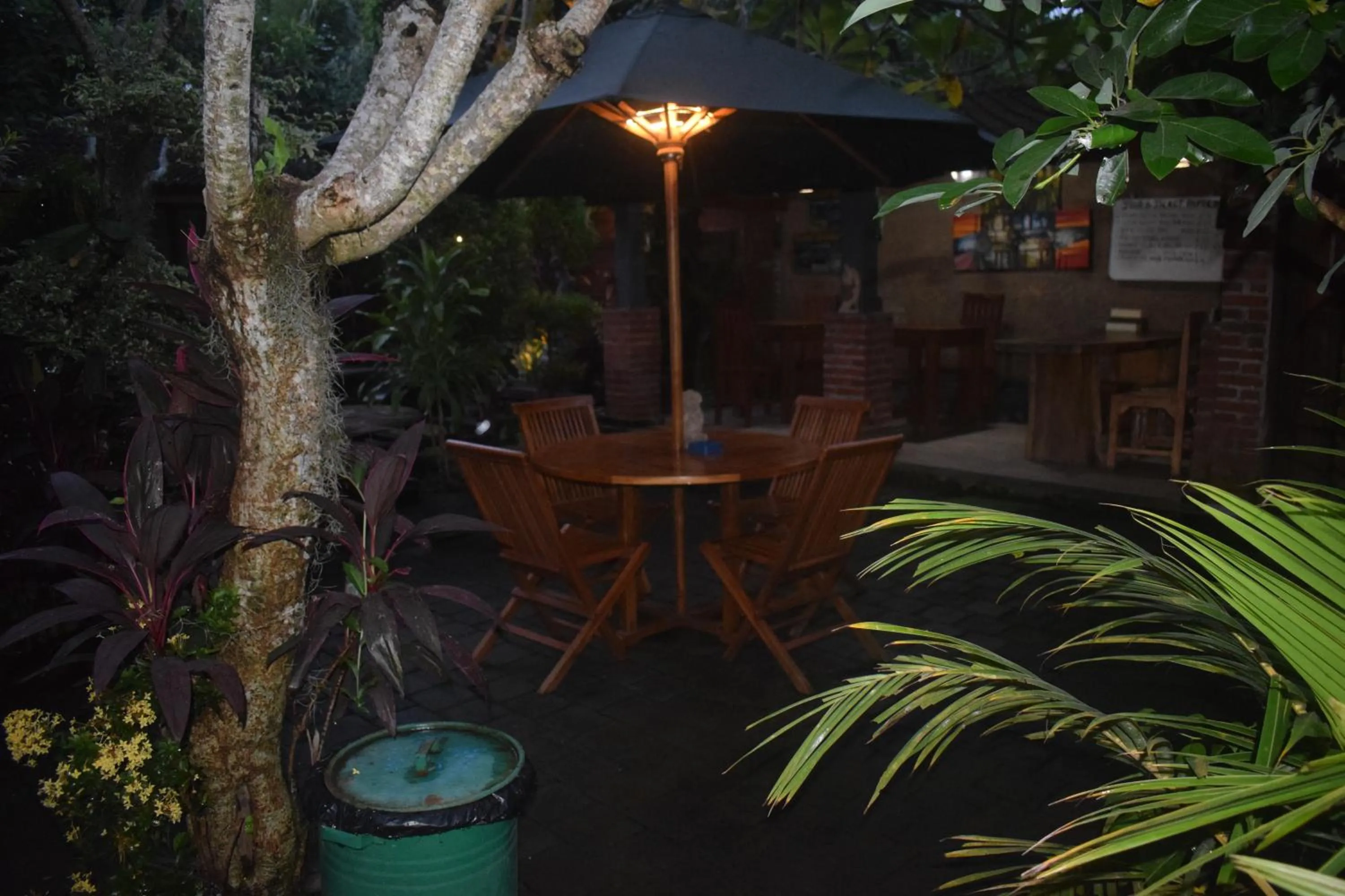 Restaurant/places to eat in Werkudara Guest House