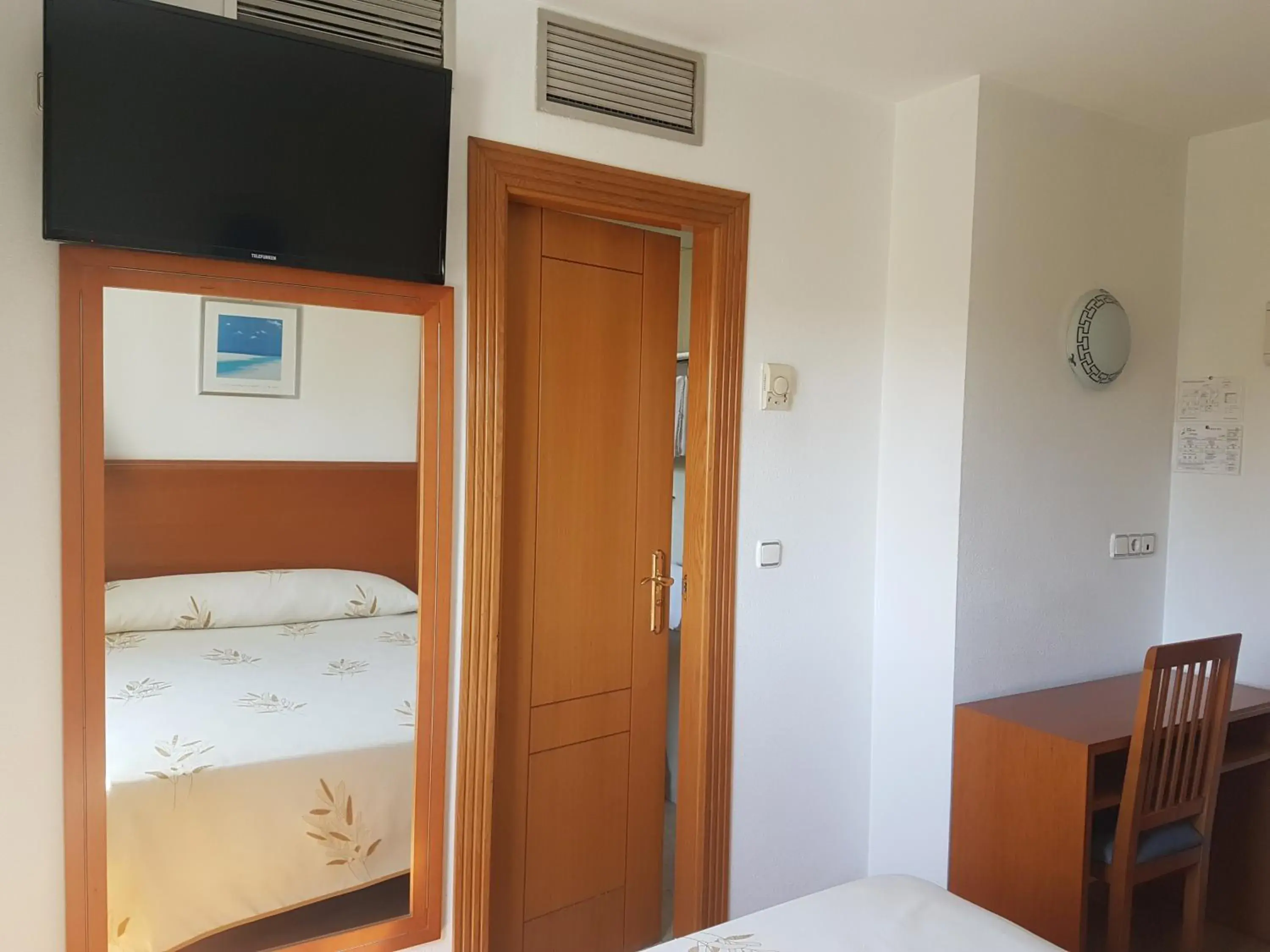 Standard Queen Room - single occupancy in Hostal Mediterraneo Standard Queen Room - single occupancy in Hostal Mediterraneo