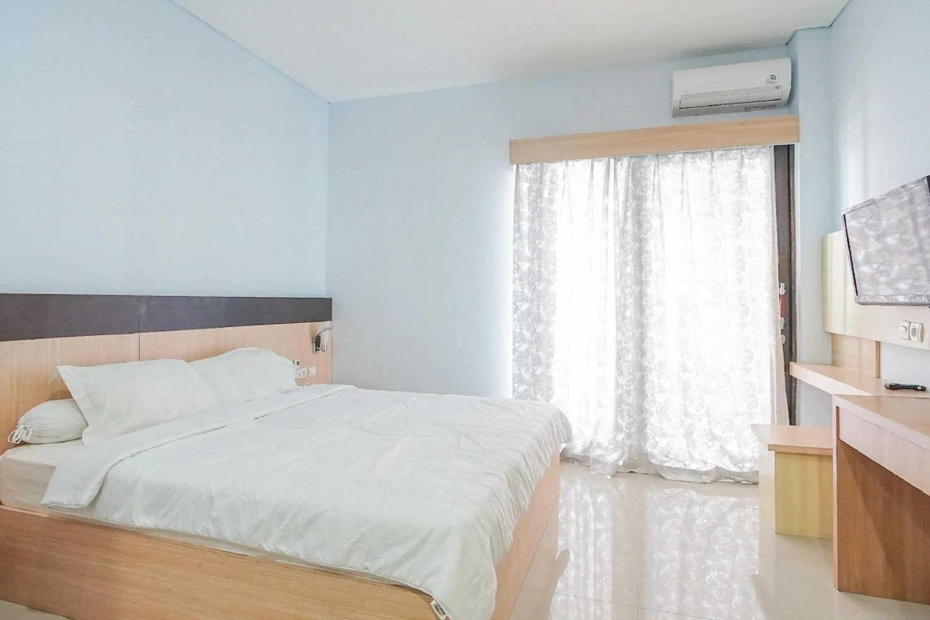 Bedroom, Bed in RedDoorz near Muaya Beach Jimbaran