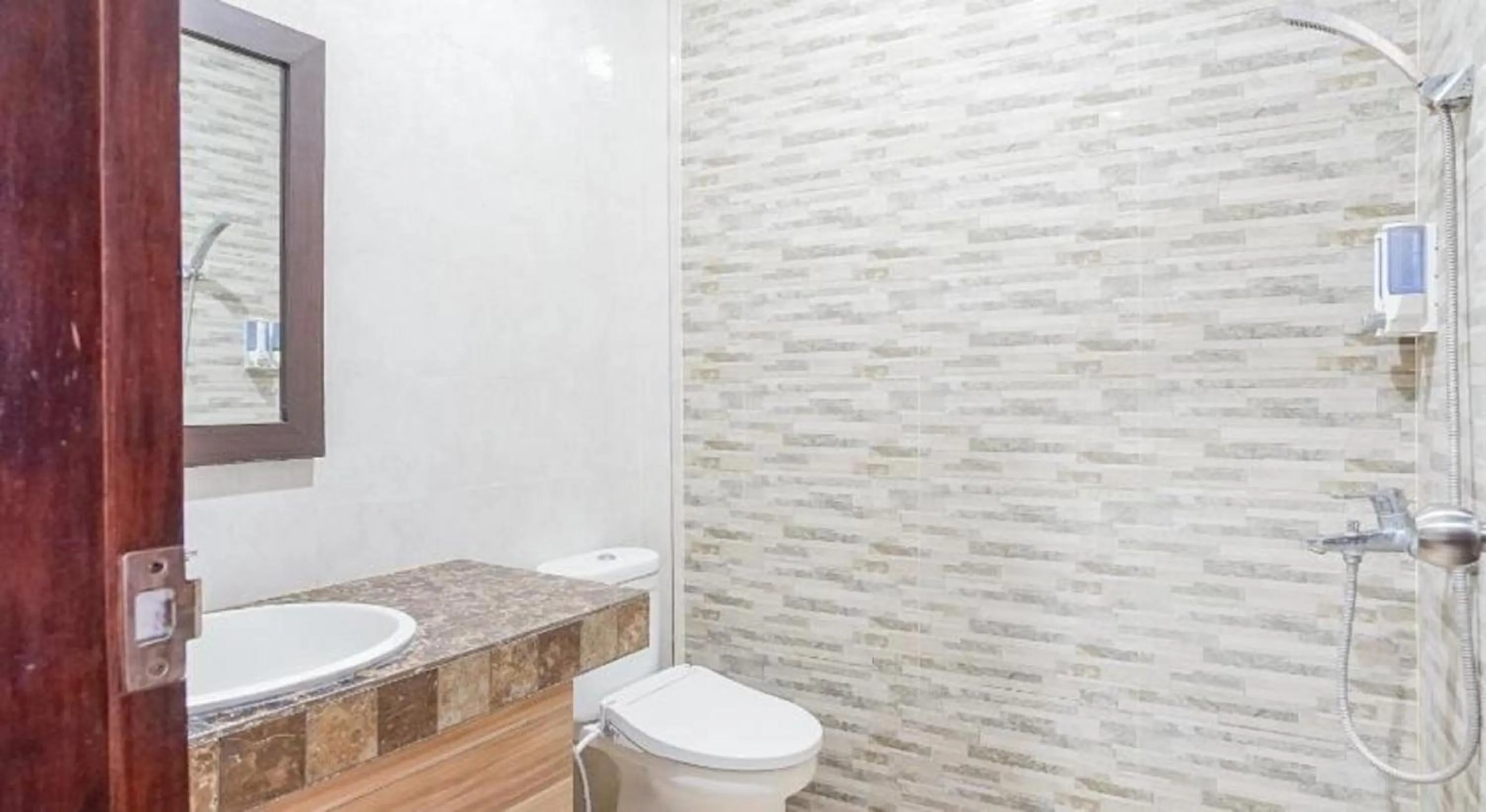 Bathroom in RedDoorz near Muaya Beach Jimbaran