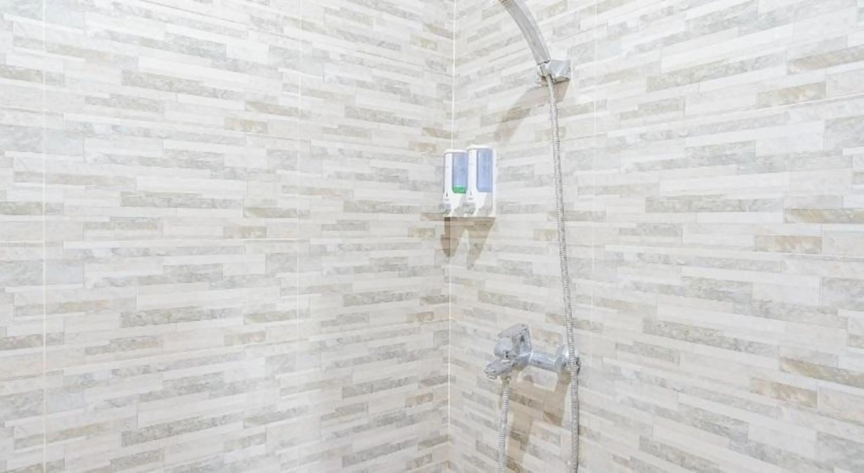 Bathroom in RedDoorz near Muaya Beach Jimbaran