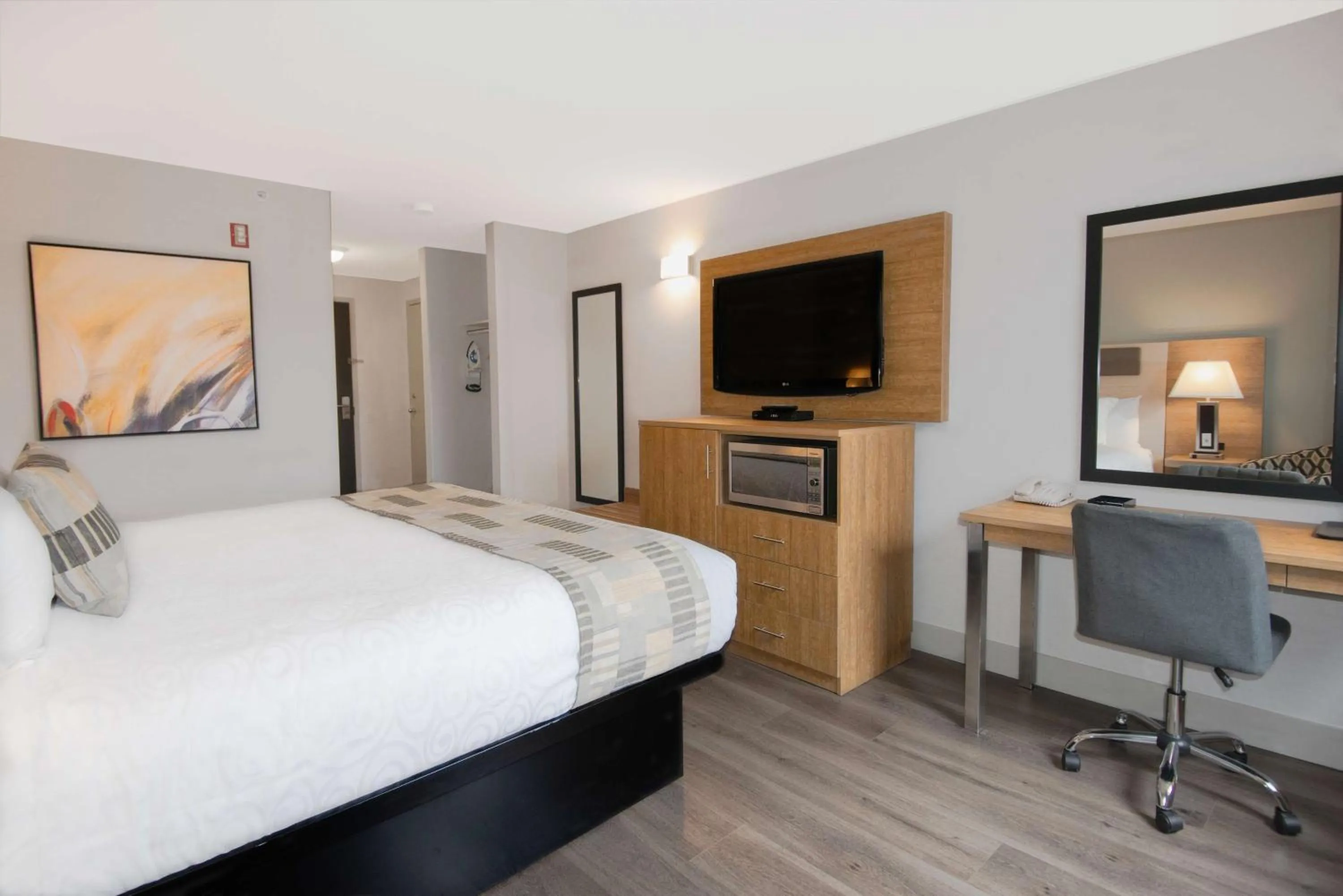 Bedroom, Bed in Coast Abbotsford Hotel & Suites