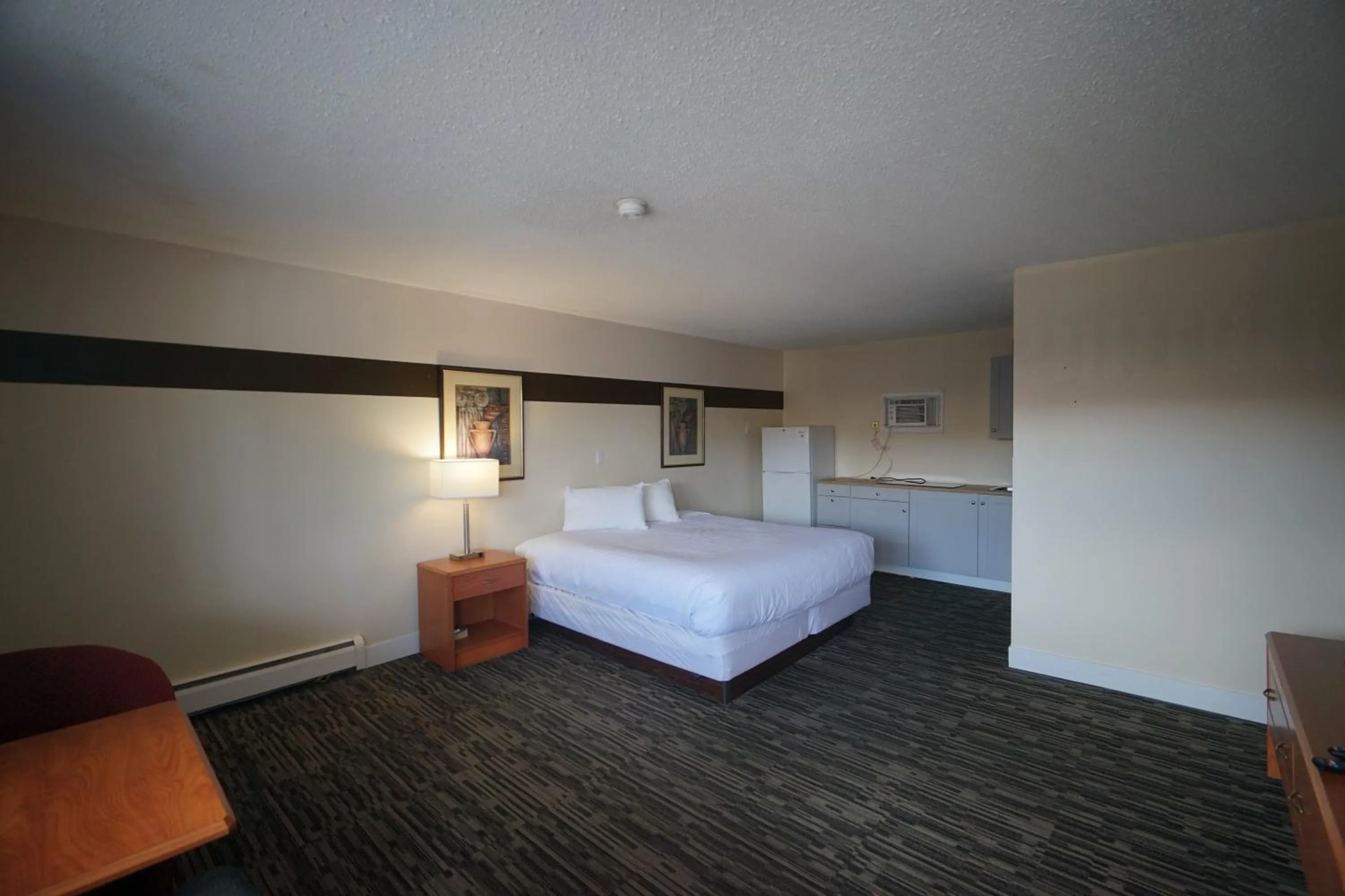 Kitchen or kitchenette, Bed in Superlodge Canada