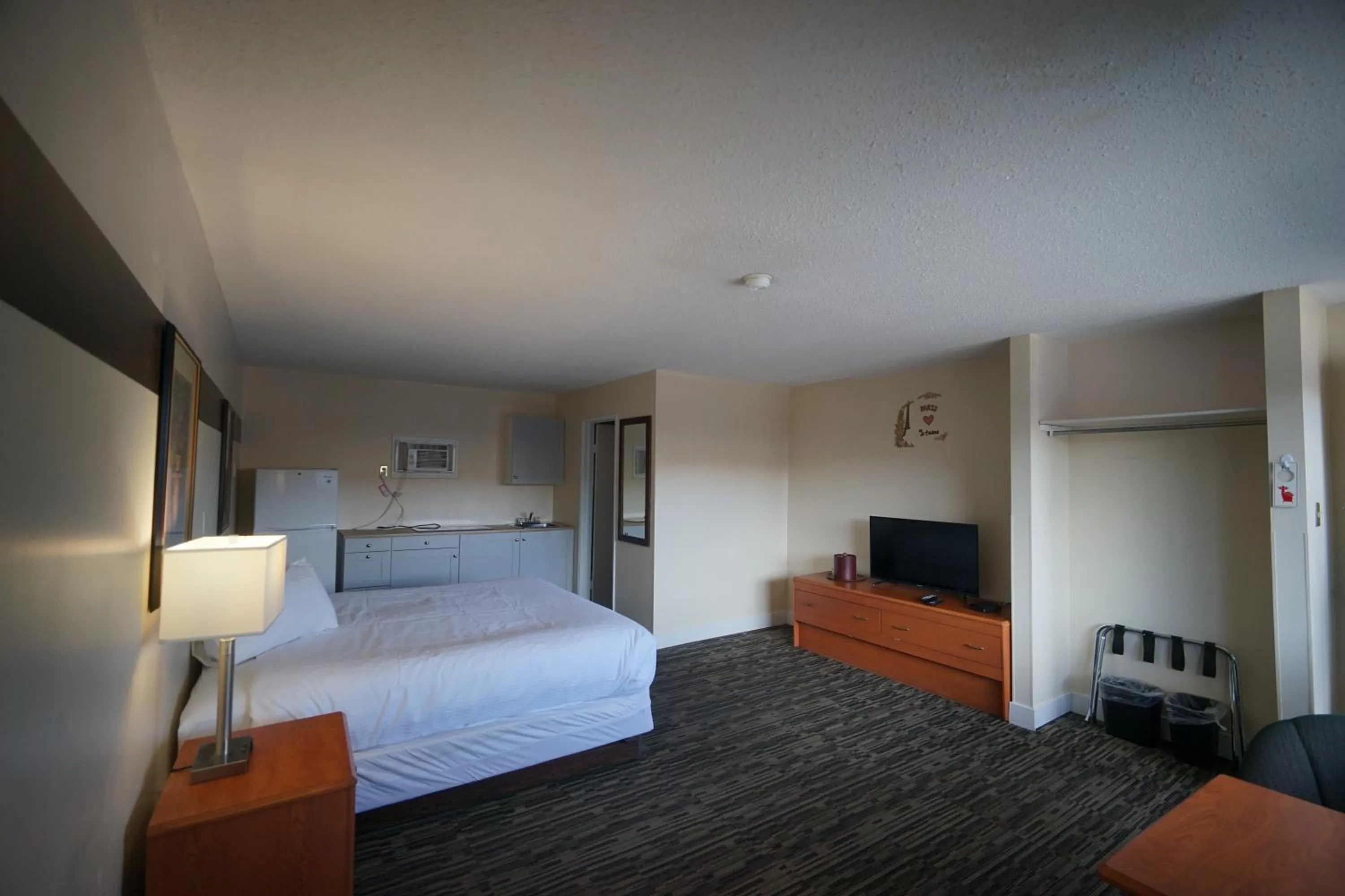 Kitchen or kitchenette, Bed in Superlodge Canada