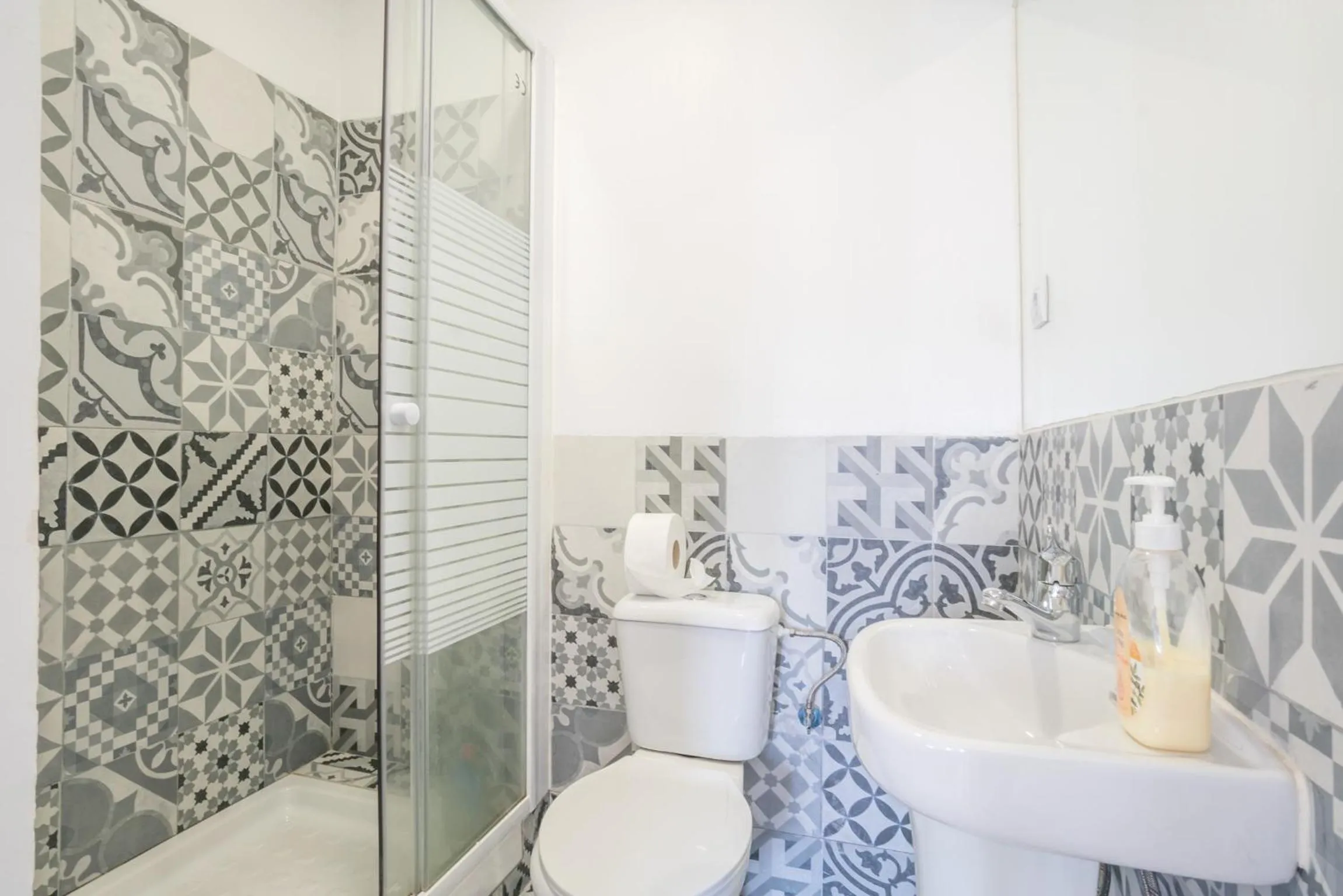 Bathroom in Vistas de Lisboa Hostel