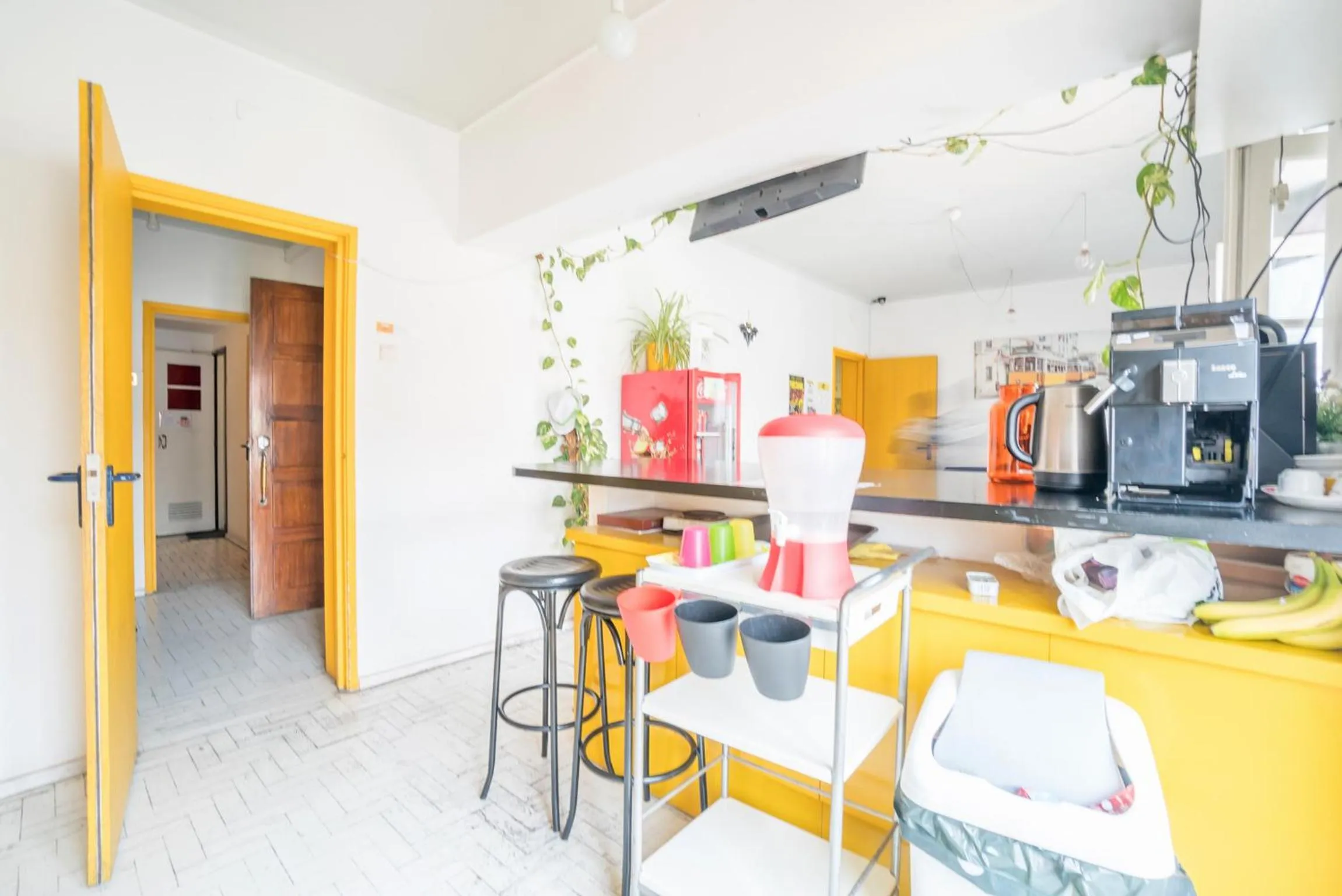 Communal lounge/ TV room in Vistas de Lisboa Hostel