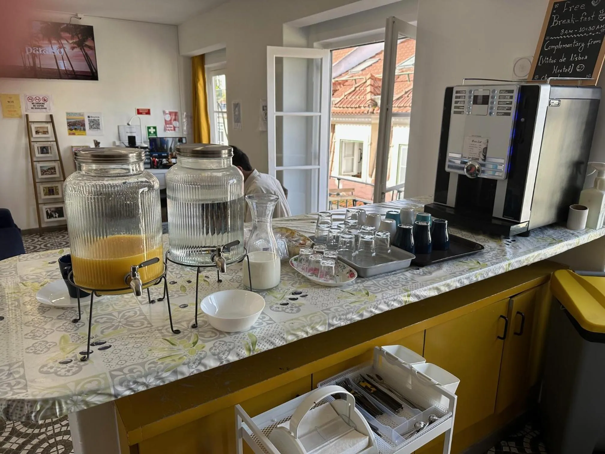 Buffet breakfast in Vistas de Lisboa Hostel