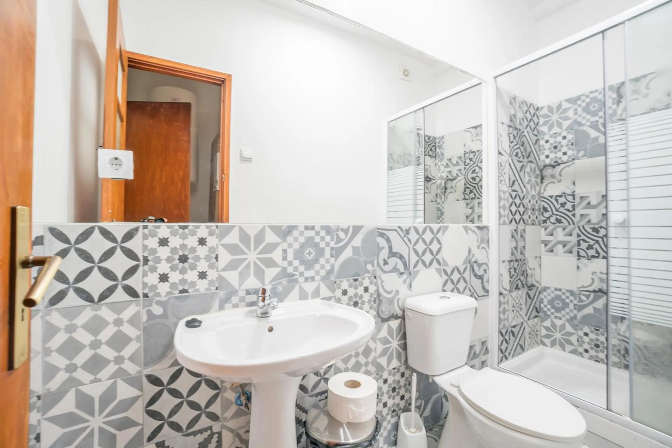 Bathroom in Vistas de Lisboa Hostel