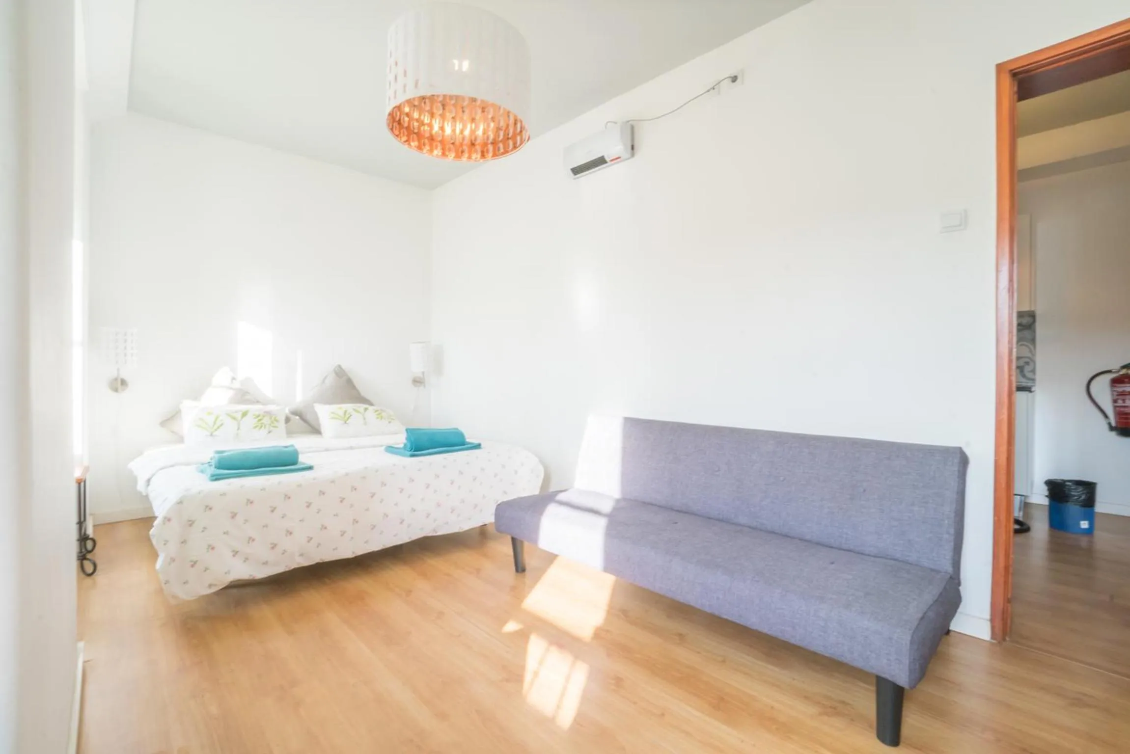 Photo of the whole room, Bed in Vistas de Lisboa Hostel