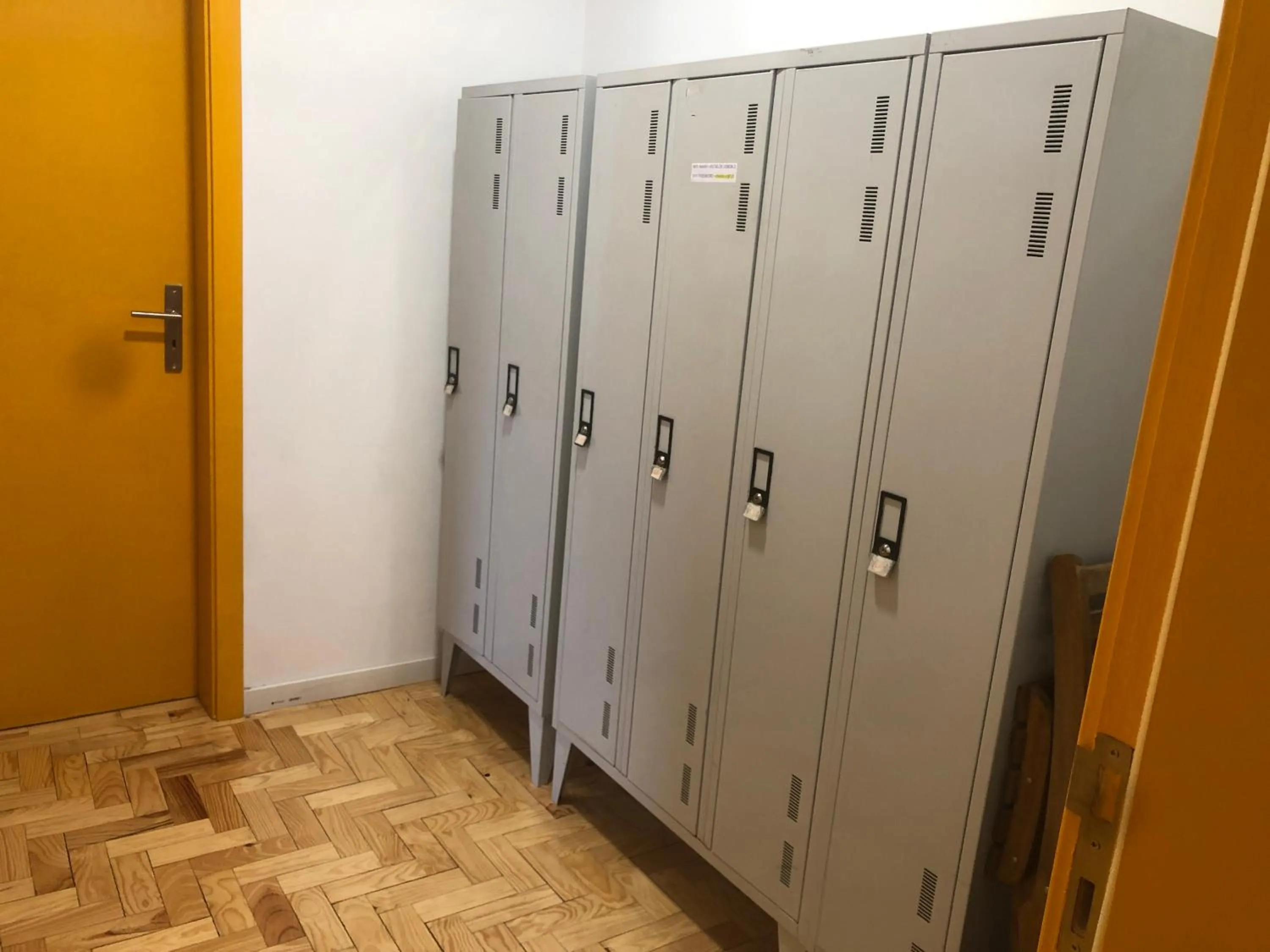 microwave in Vistas de Lisboa Hostel