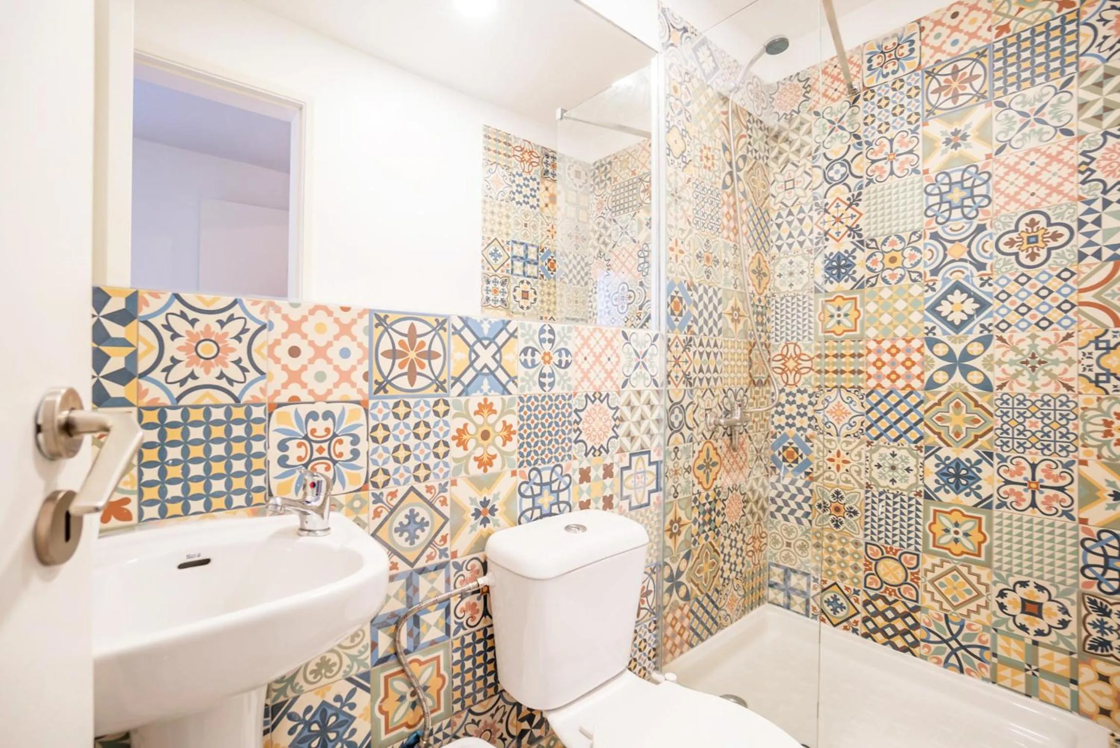 Bathroom in Vistas de Lisboa Hostel