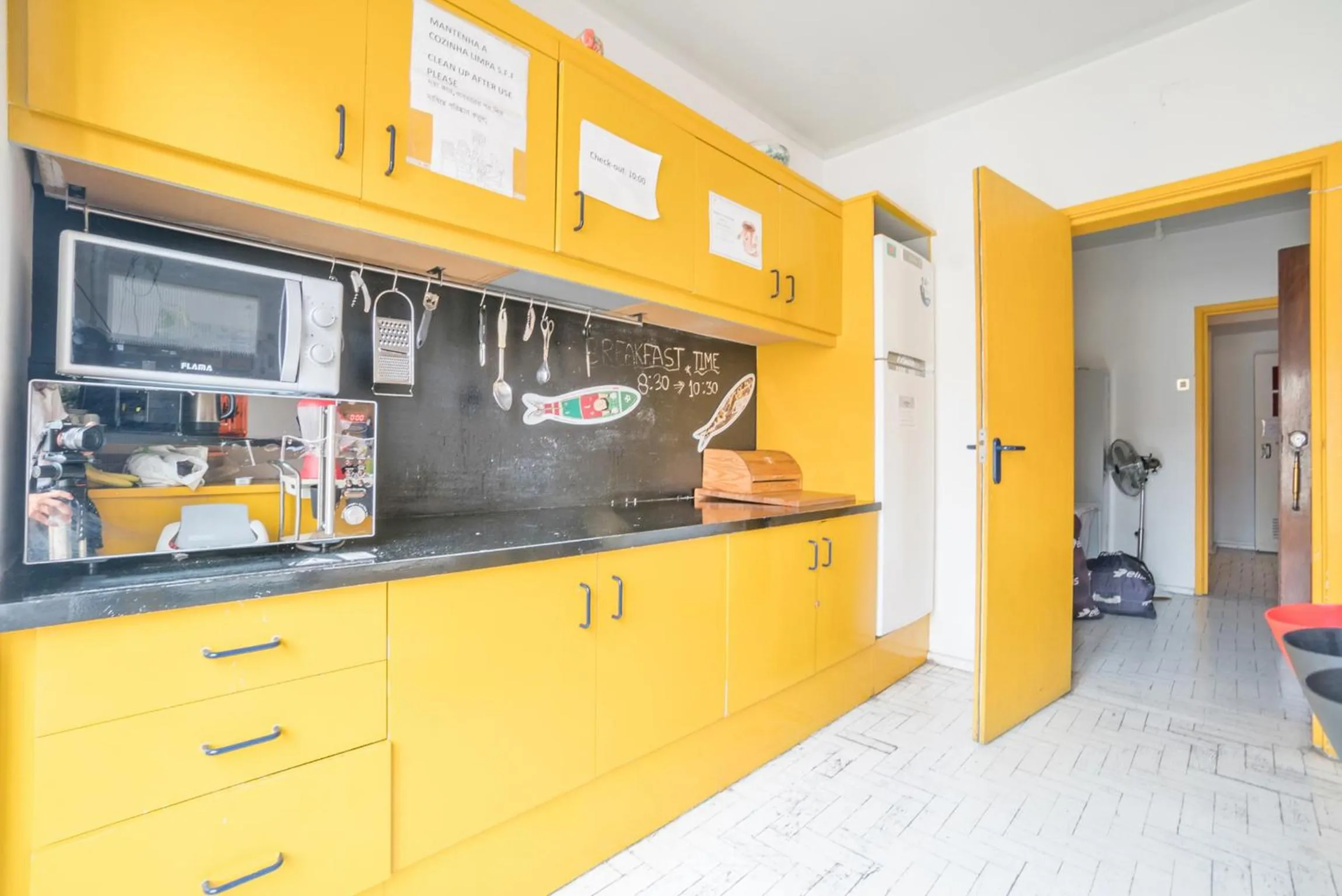 Communal lounge/ TV room in Vistas de Lisboa Hostel