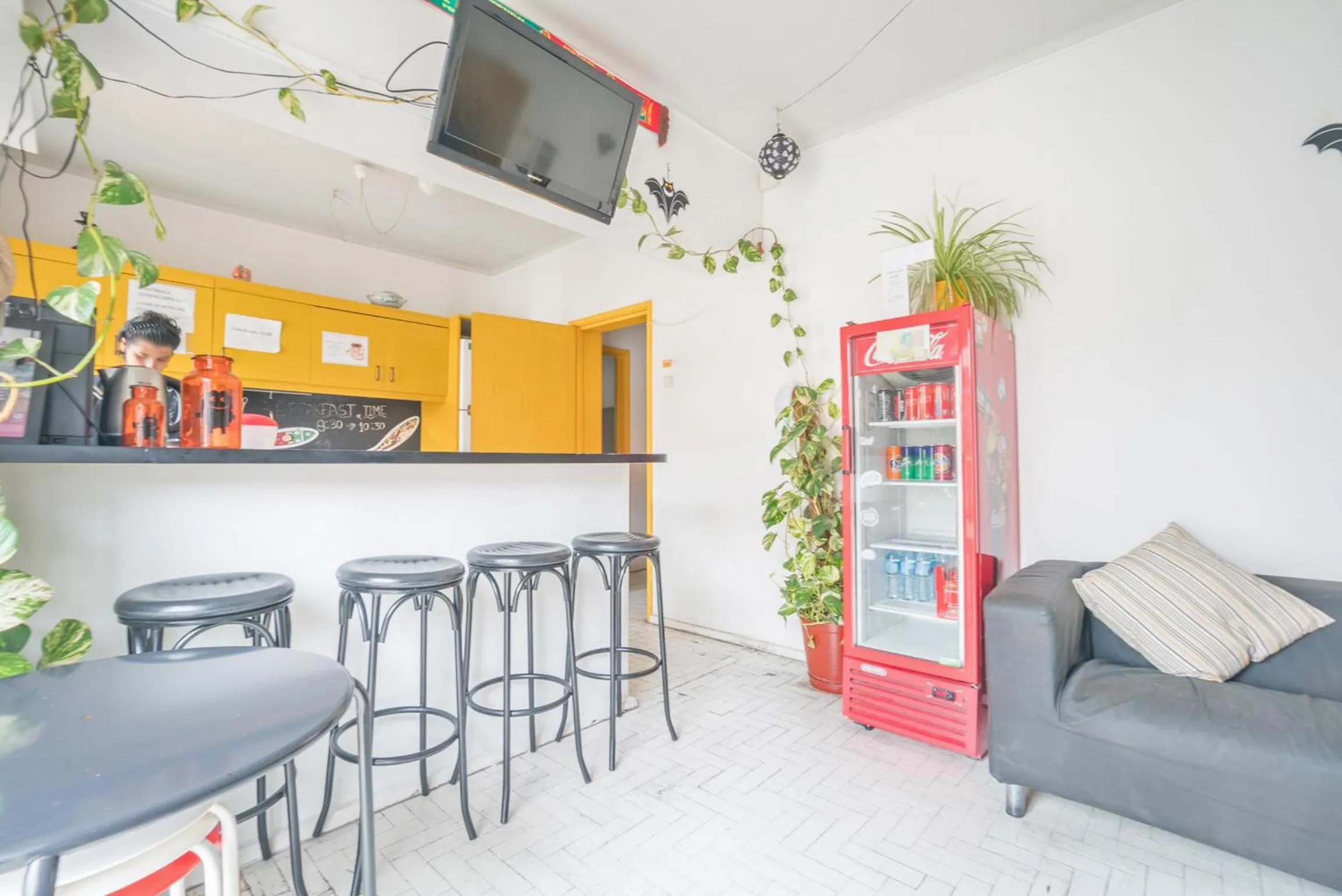 Communal lounge/ TV room in Vistas de Lisboa Hostel