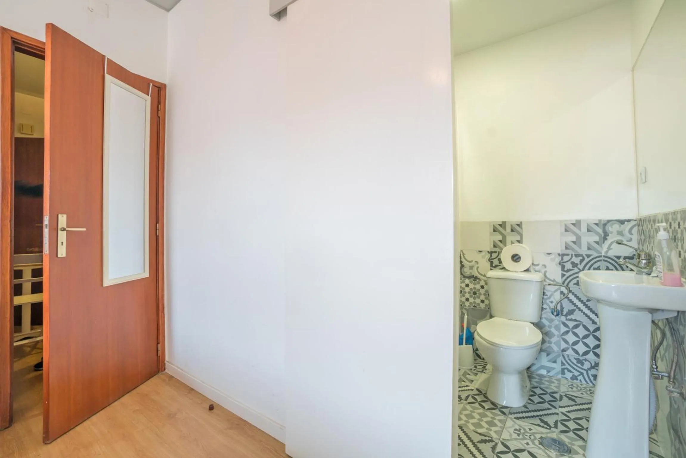 Bathroom in Vistas de Lisboa Hostel