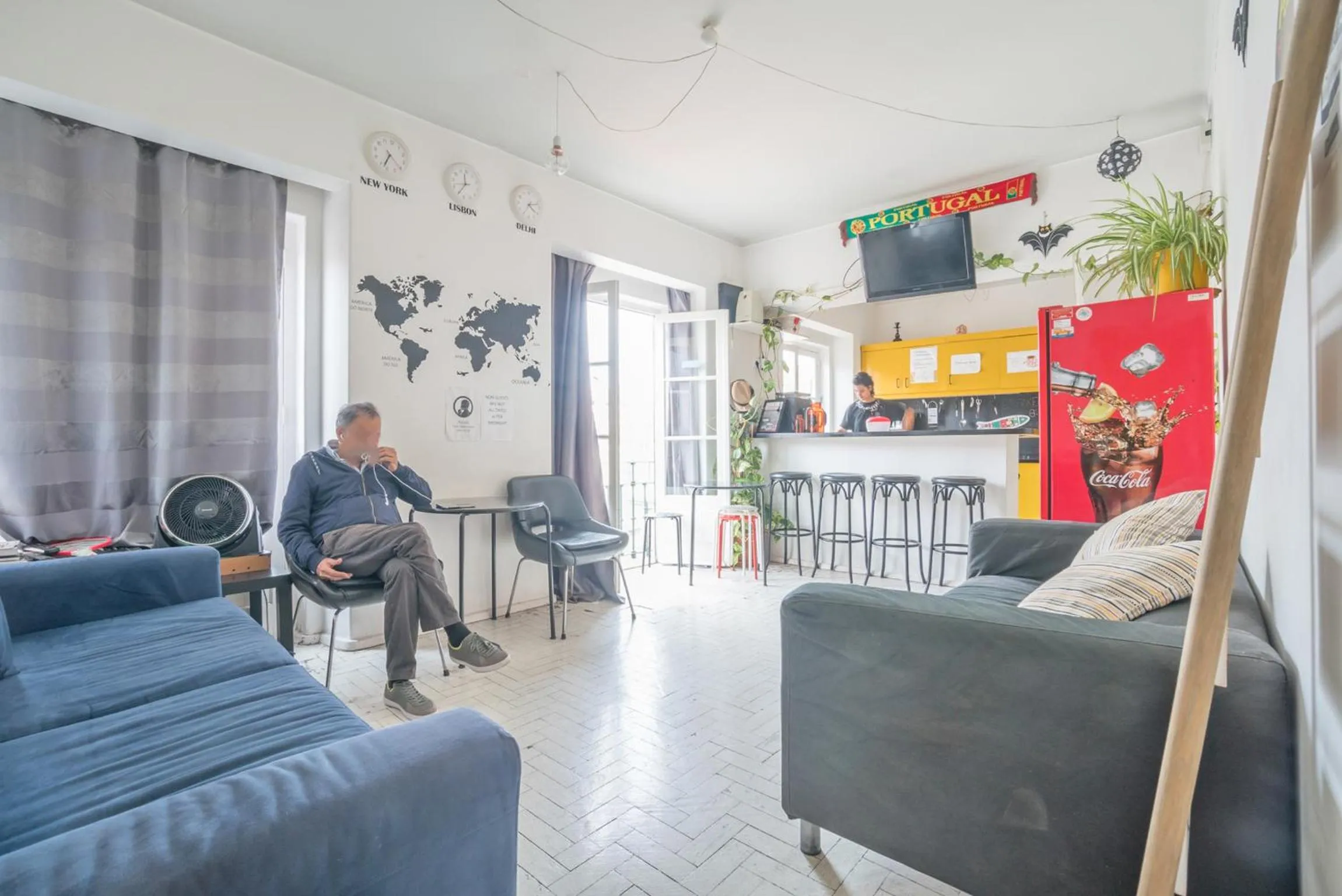 Communal lounge/ TV room in Vistas de Lisboa Hostel