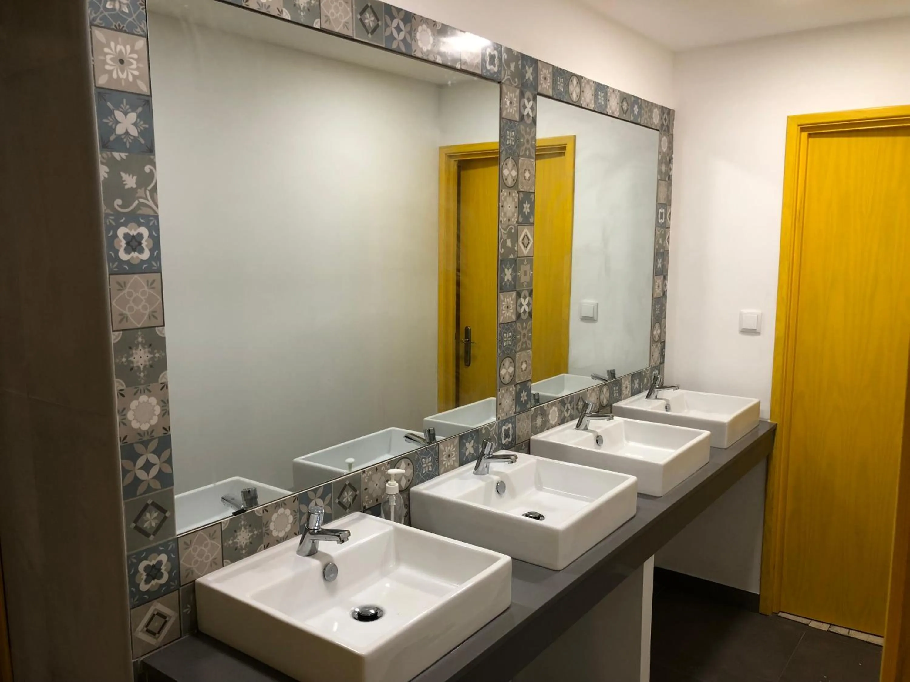 Bathroom in Vistas de Lisboa Hostel