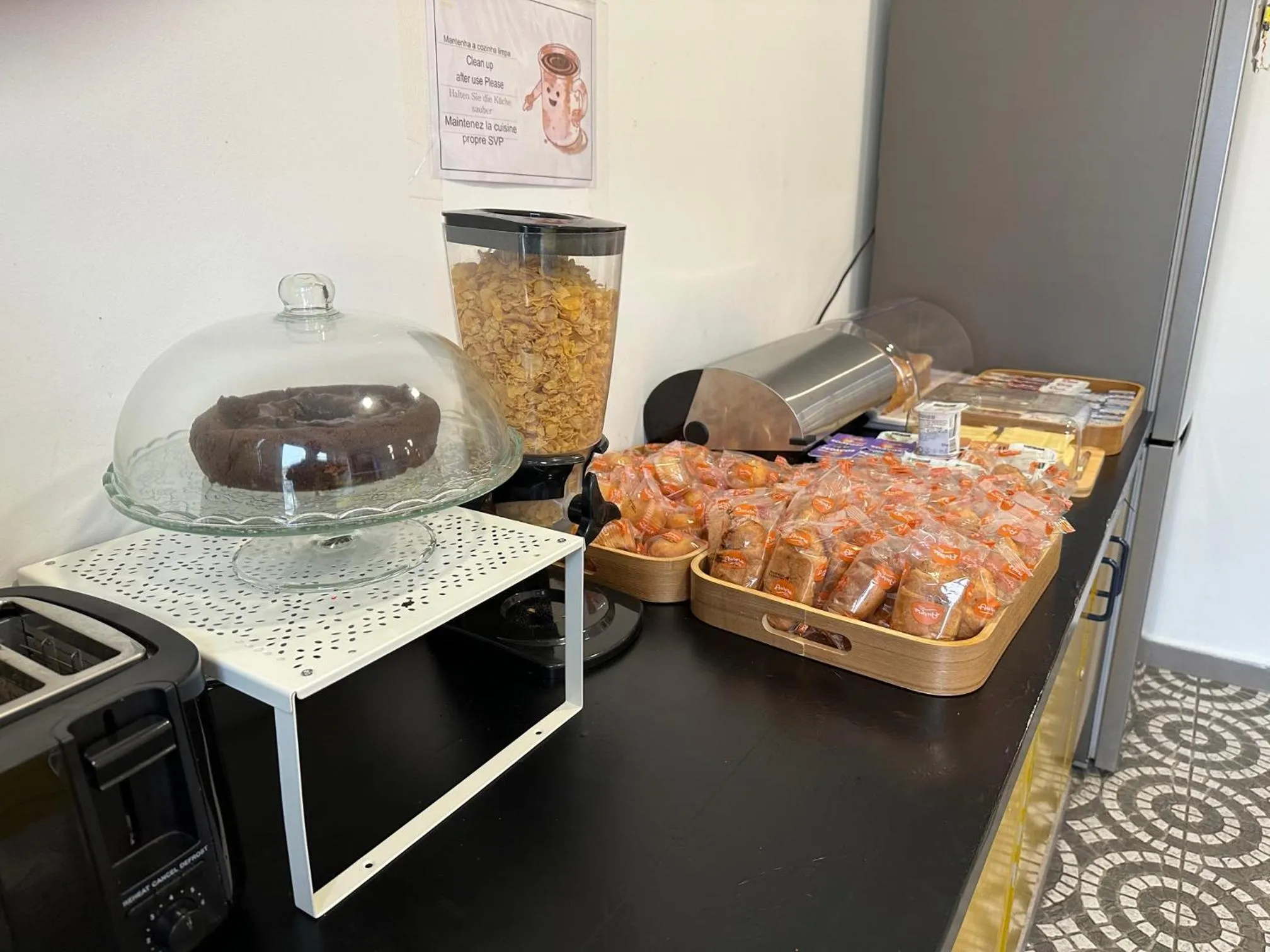 Buffet breakfast in Vistas de Lisboa Hostel