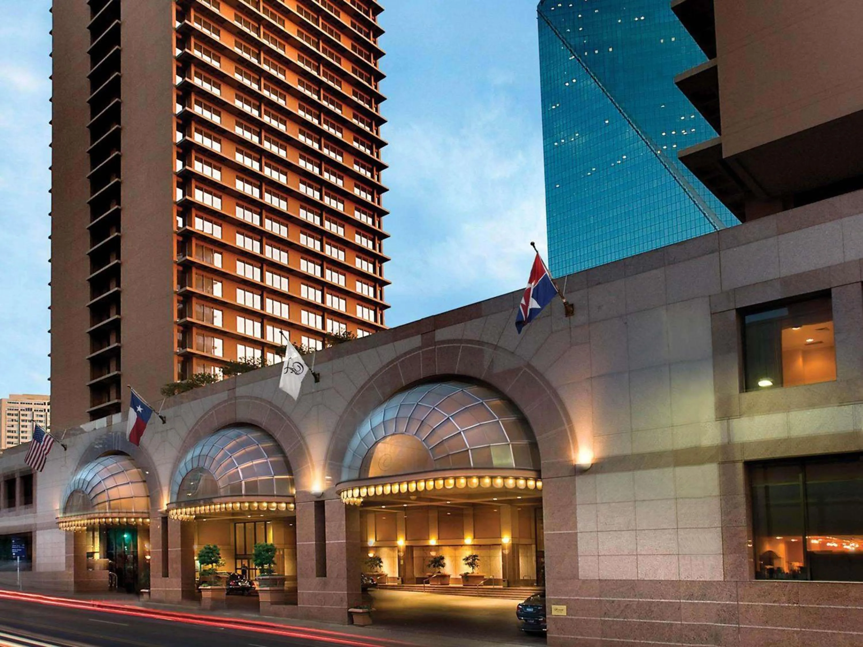 Property building in Fairmont Dallas