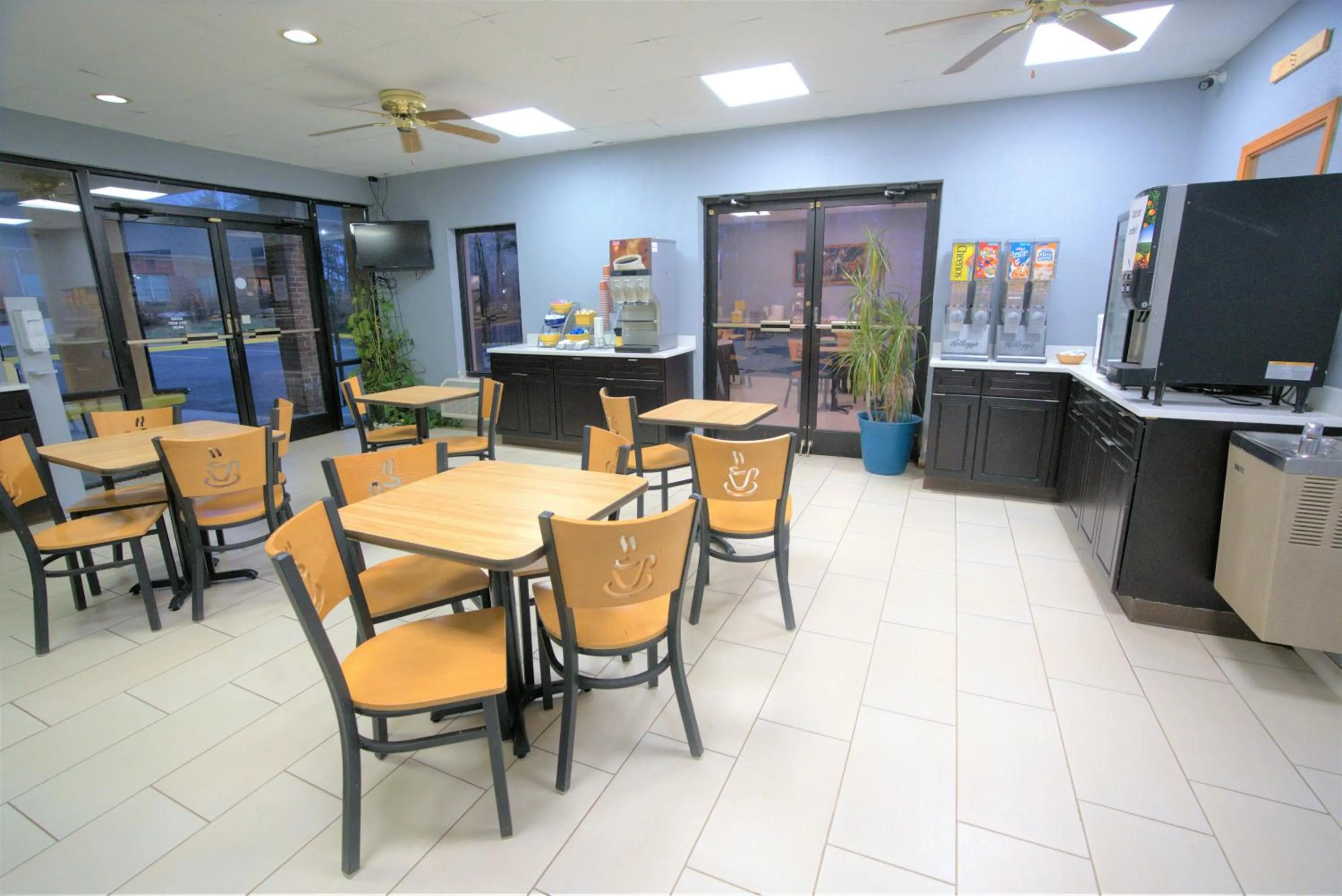 Breakfast in Columbus Inn and Suites