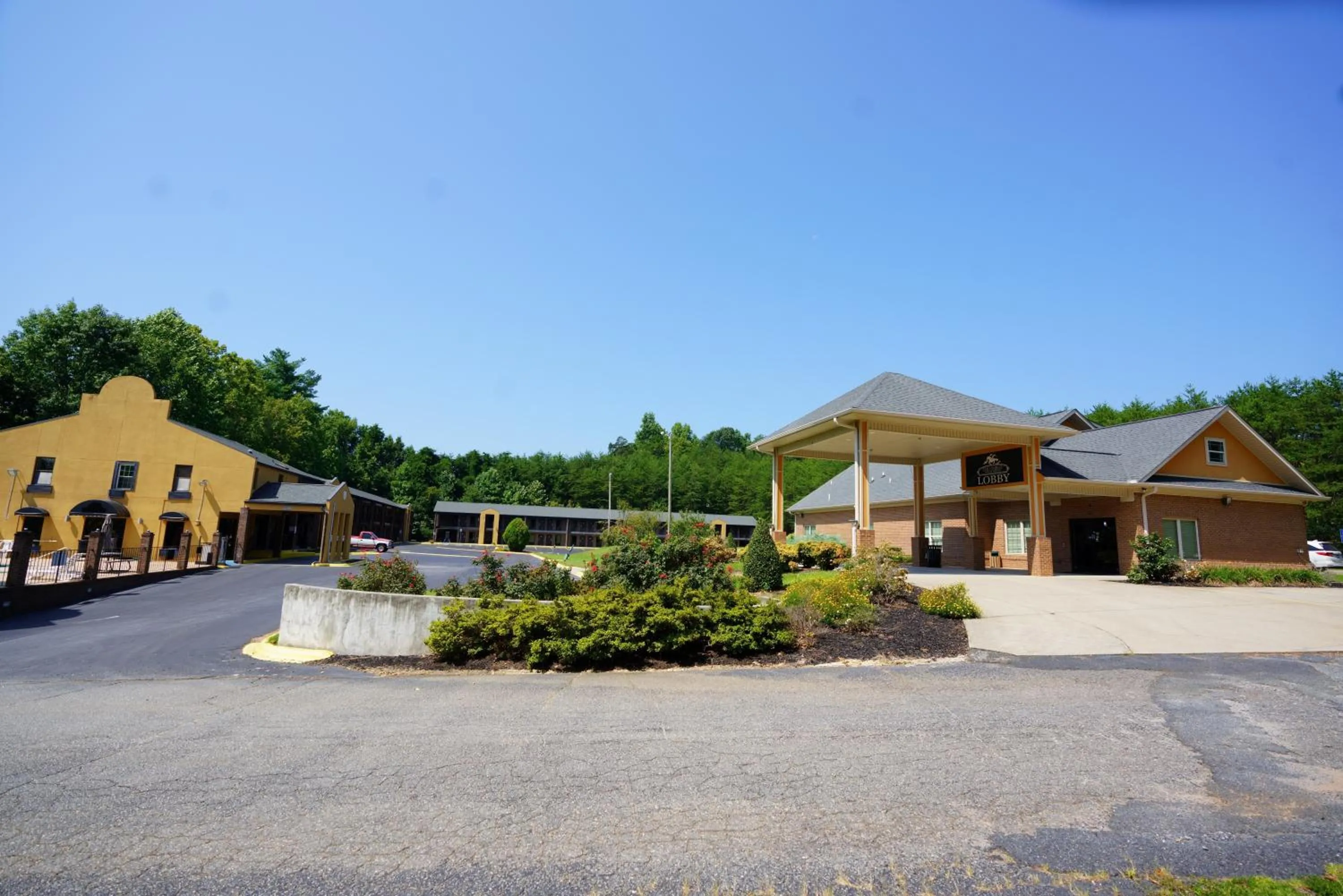 Property building in Columbus Inn and Suites