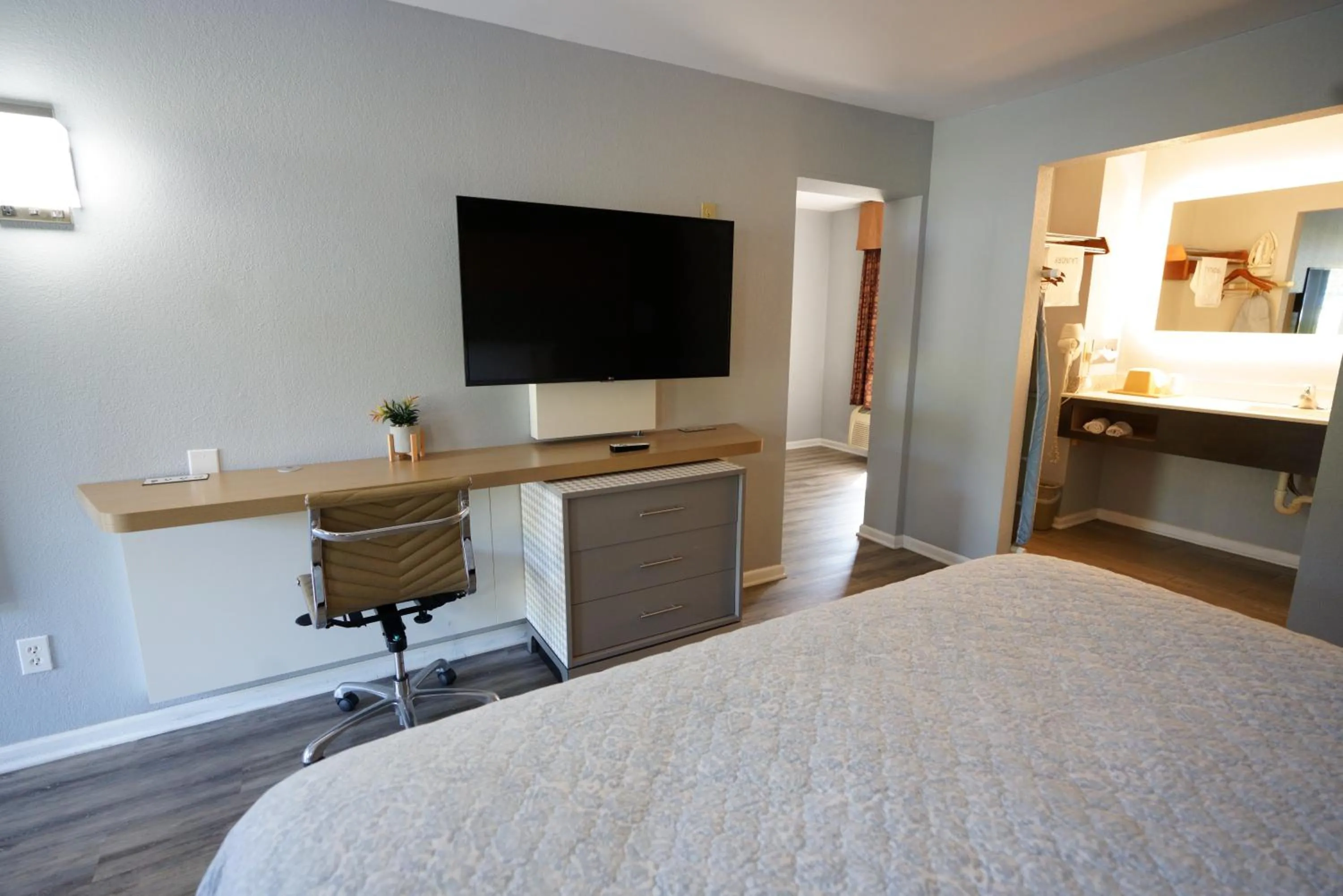 View (from property/room), Bed in Columbus Inn and Suites