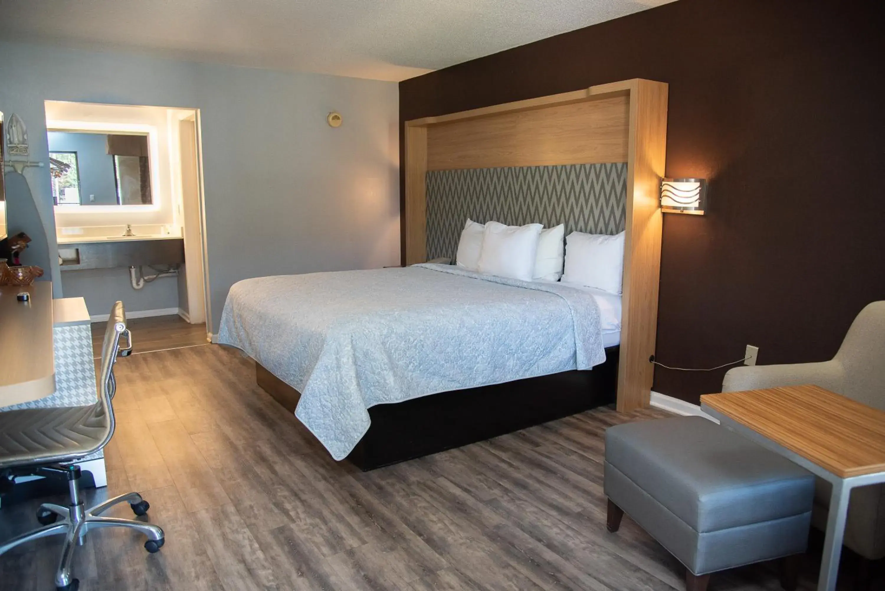 Standard King Room - Smoking in Columbus Inn and Suites Standard King Room - Smoking in Columbus Inn and Suites