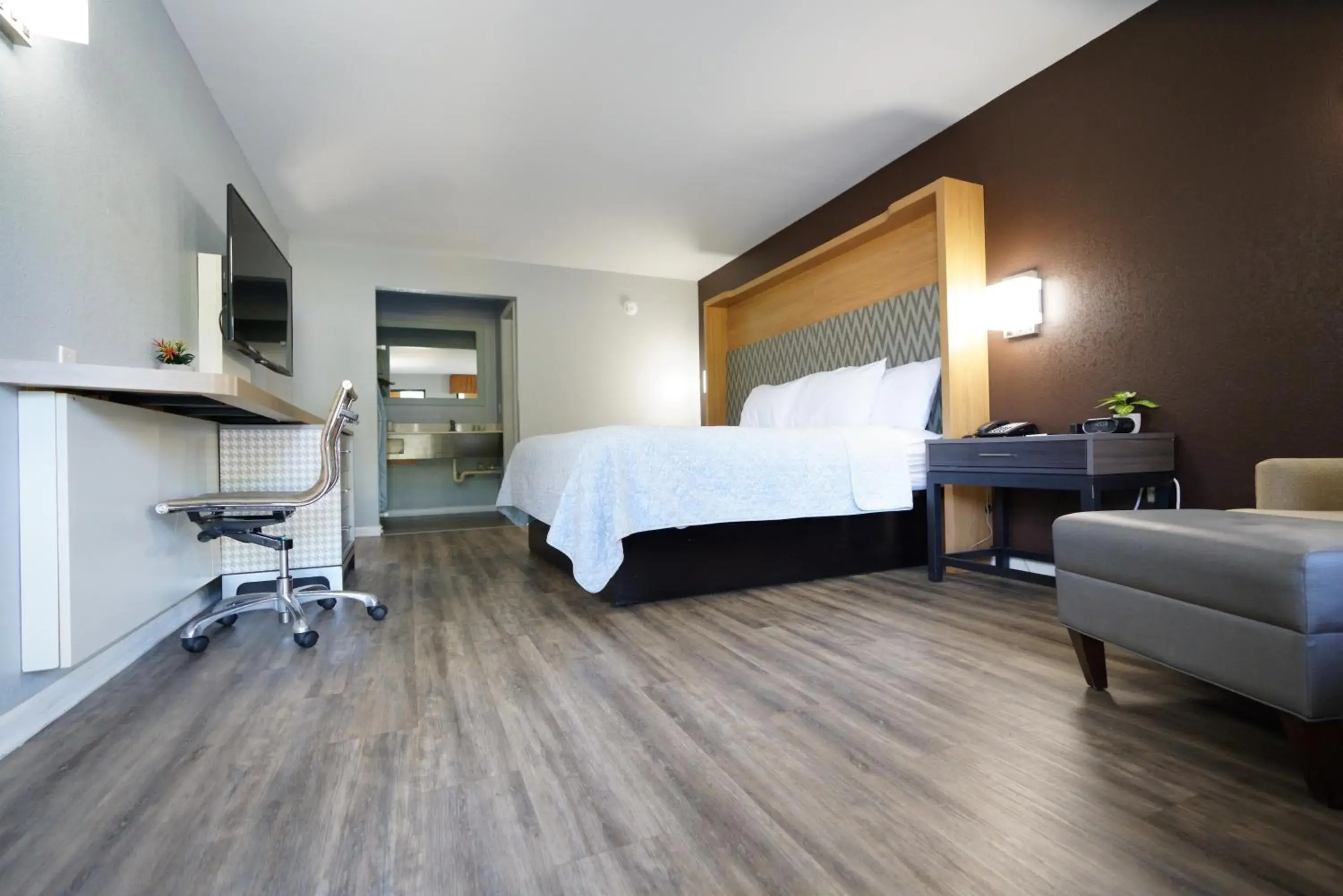 King Room - Non-Smoking in Columbus Inn and Suites King Room - Non-Smoking in Columbus Inn and Suites