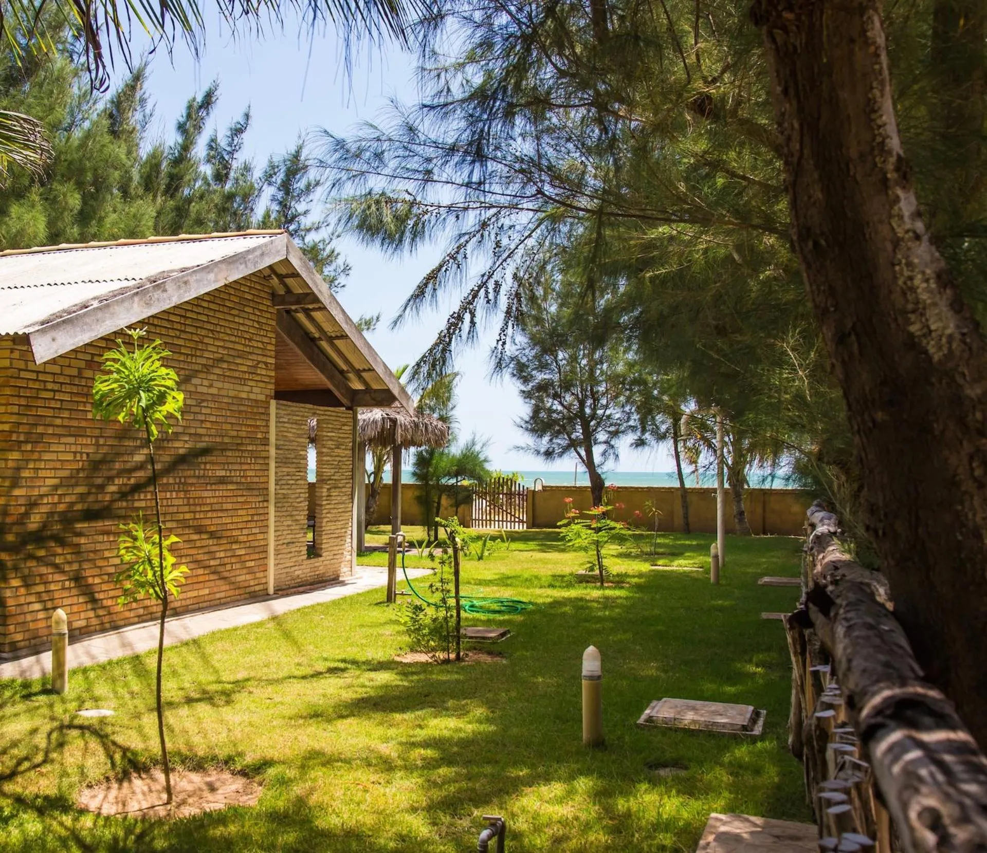 People in Villa del Mar Praia Hotel