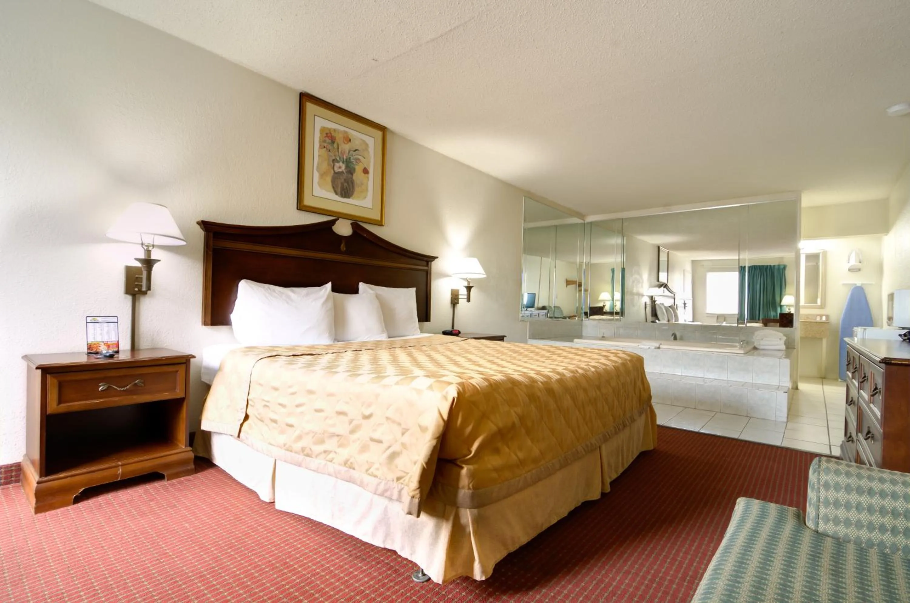 Photo of the whole room, Bed in Key West Inn - Newport News