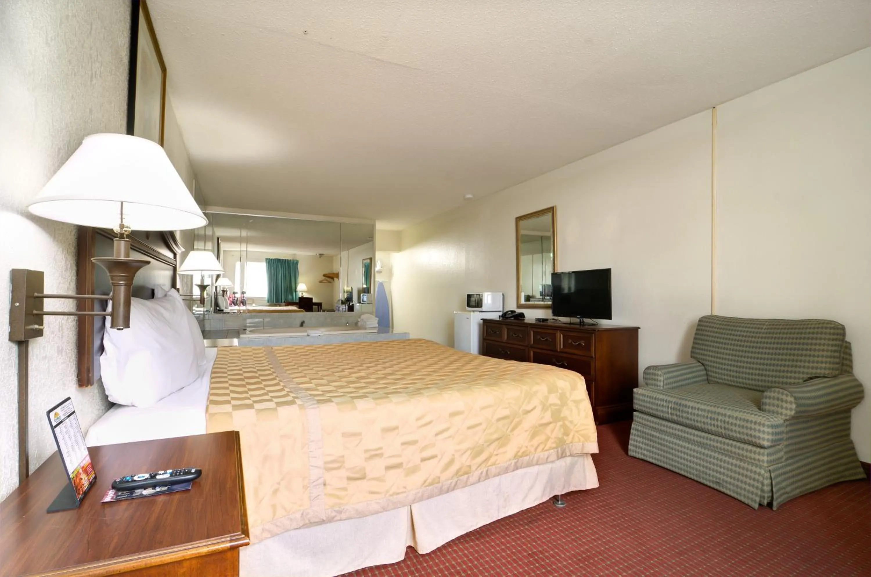 Photo of the whole room, Bed in Key West Inn - Newport News