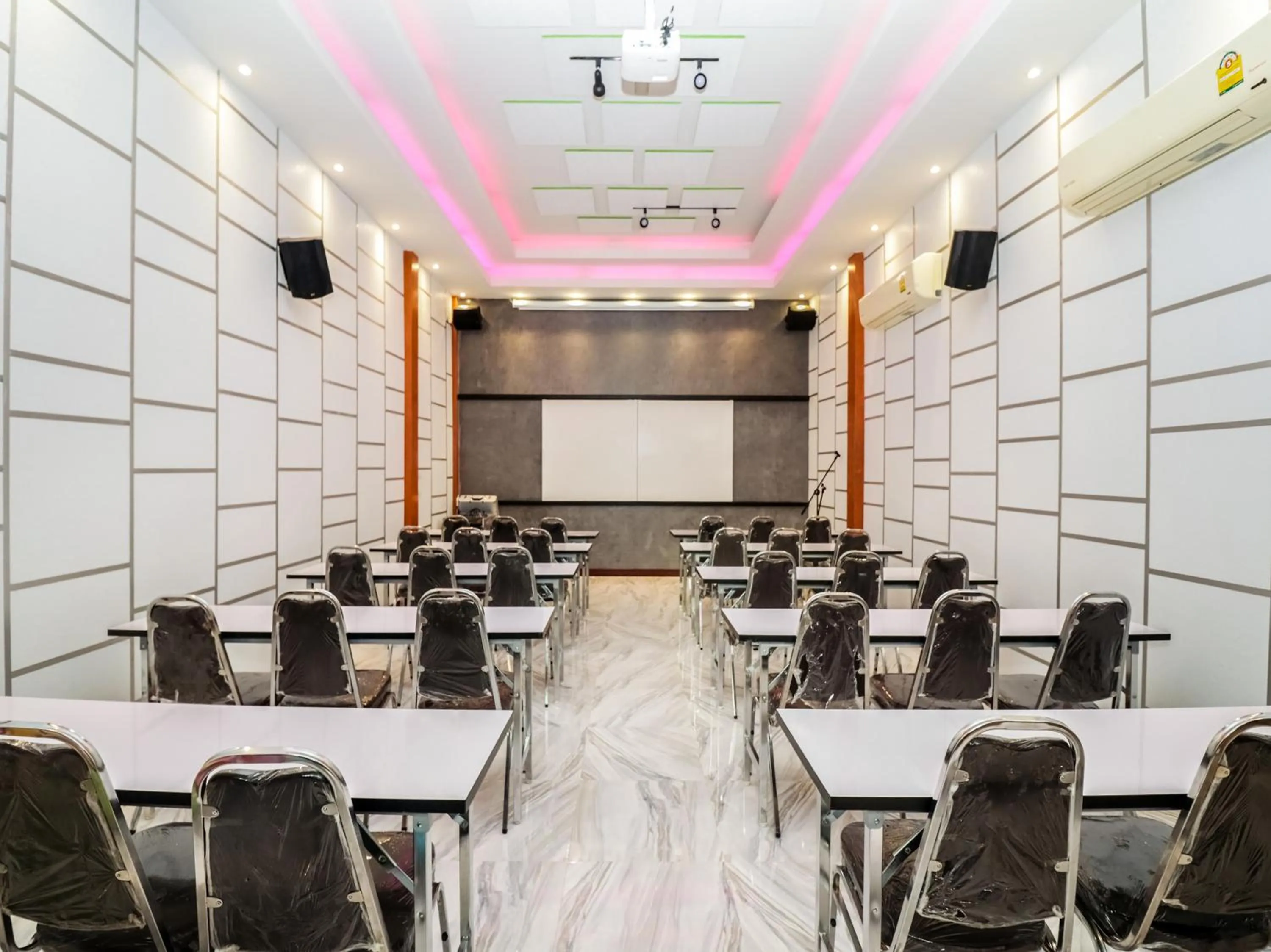 Meeting/conference room in Baan Noppadol Hua Hin Loft