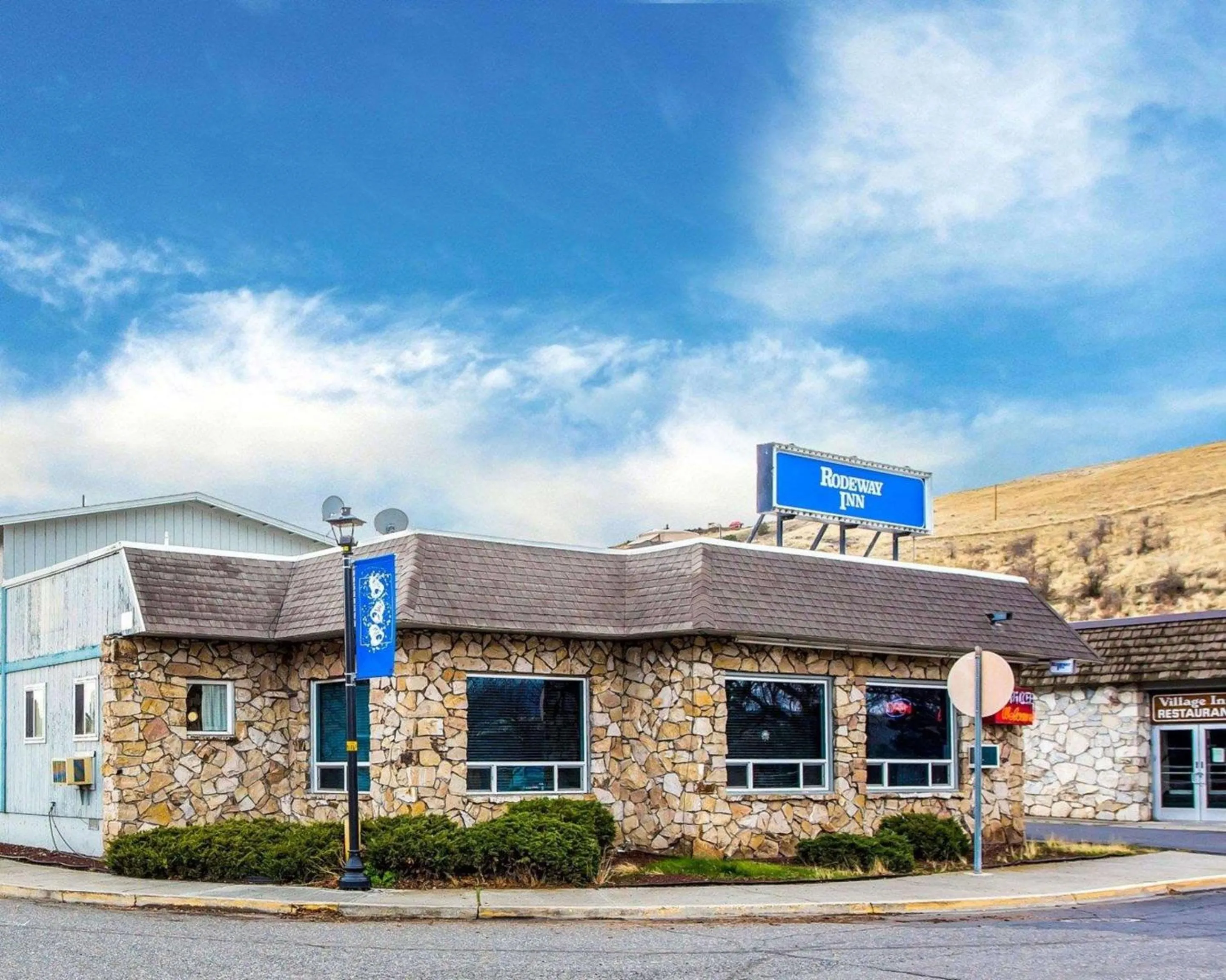 Property Building in Rodeway Inn & Suites