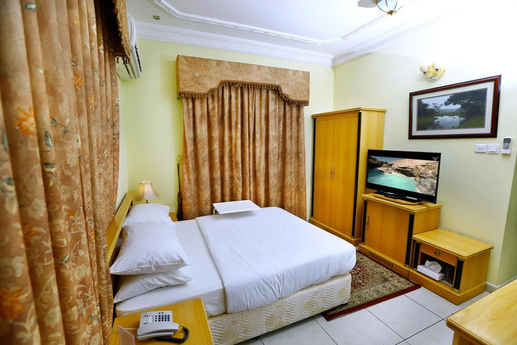 Bedroom, Bed in Muscat International Hotel