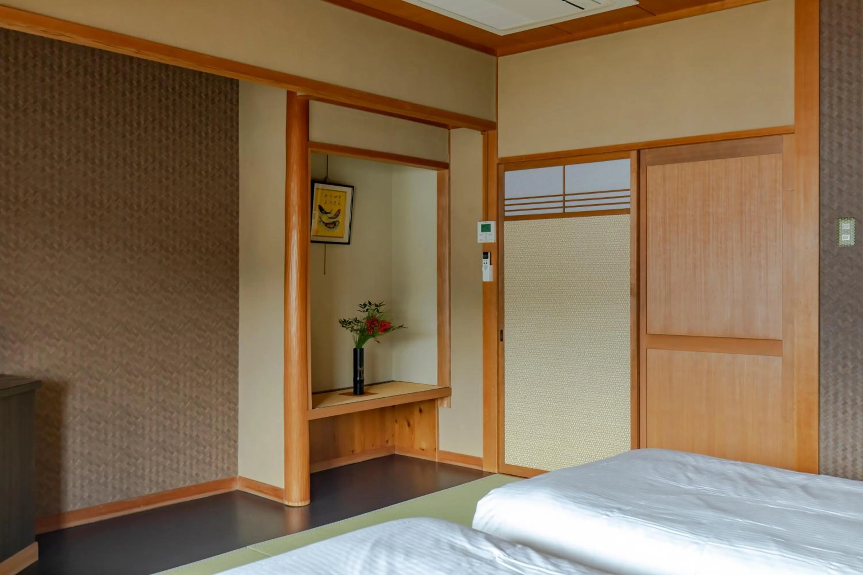 Photo of the whole room, Bed in Sensui