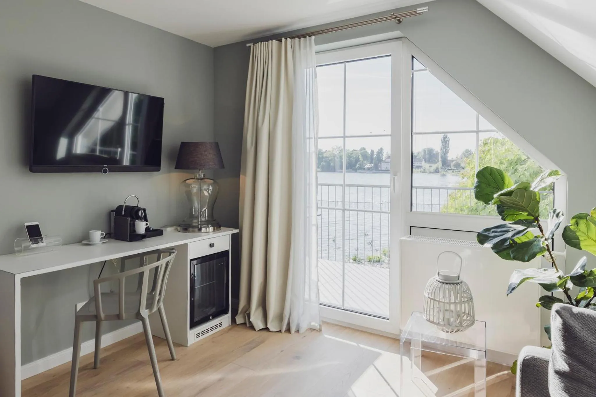 Communal lounge/ TV room in Hotel Caraleon