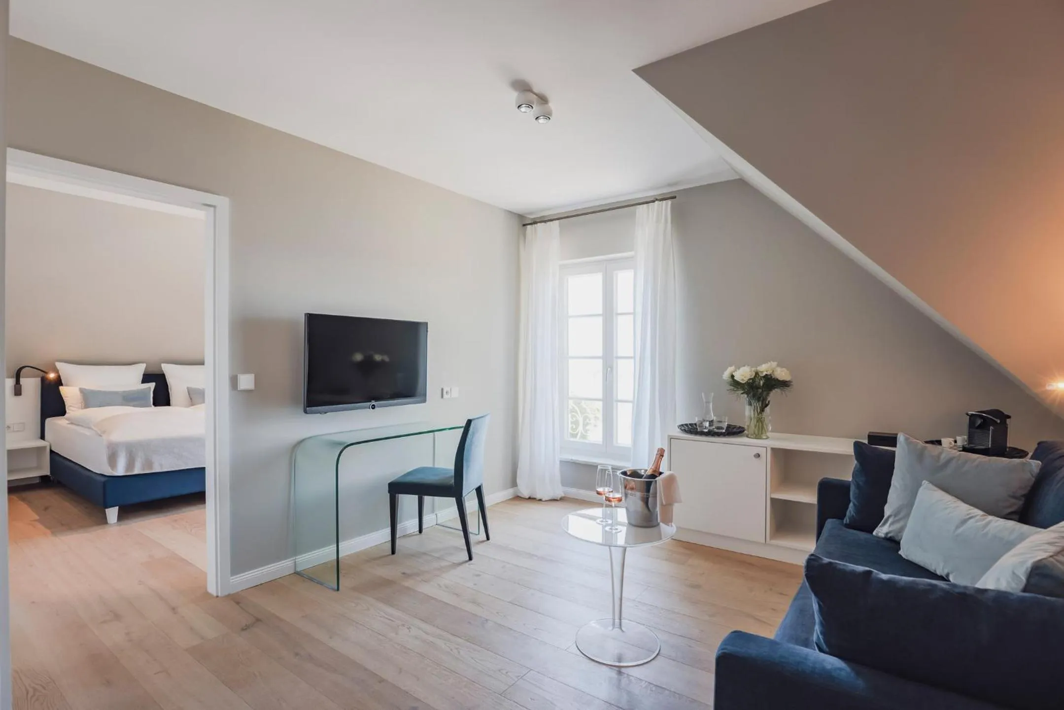 Living room, Bed in Hotel Caraleon