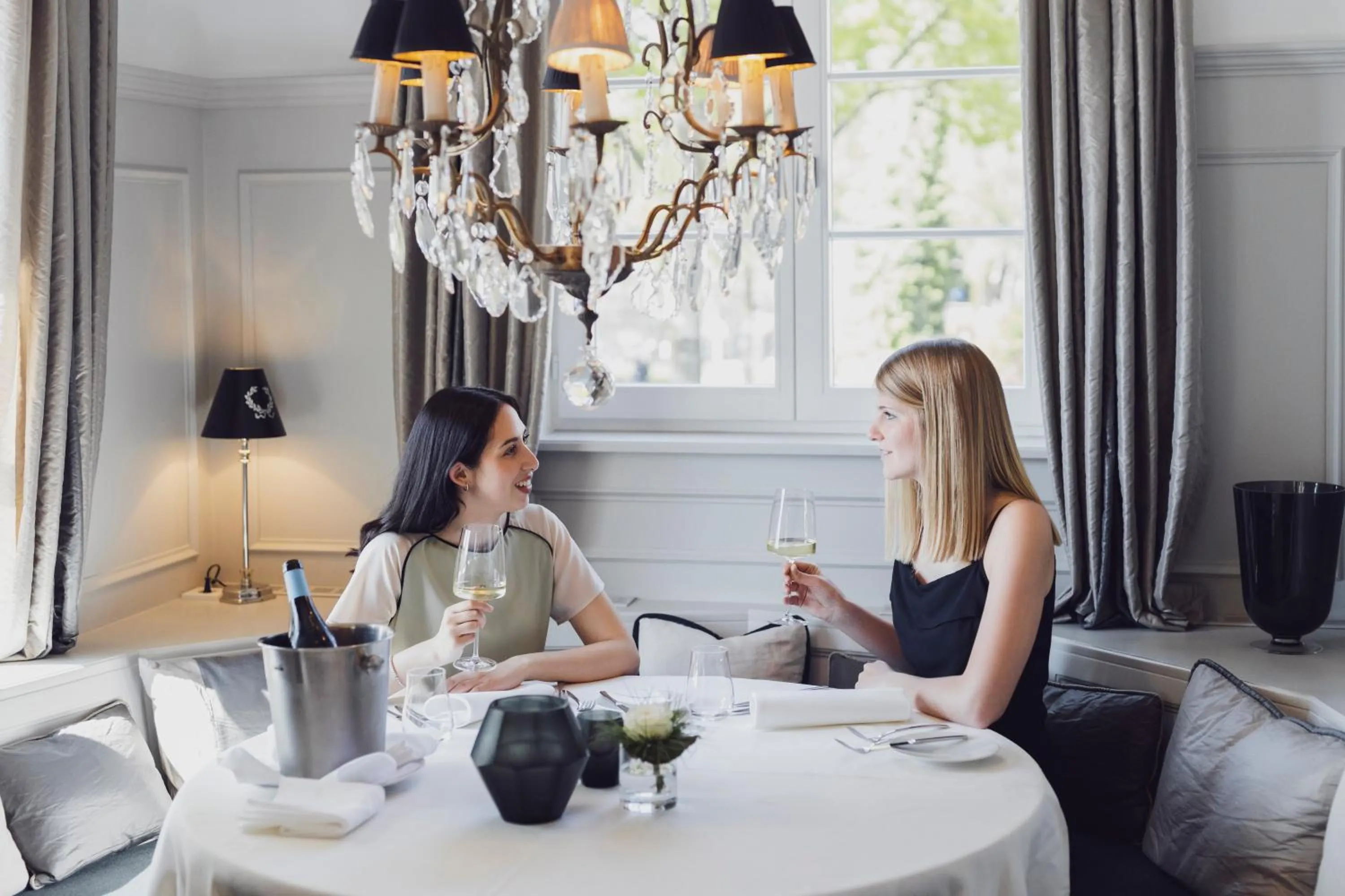 Restaurant/places to eat in Hotel Caraleon